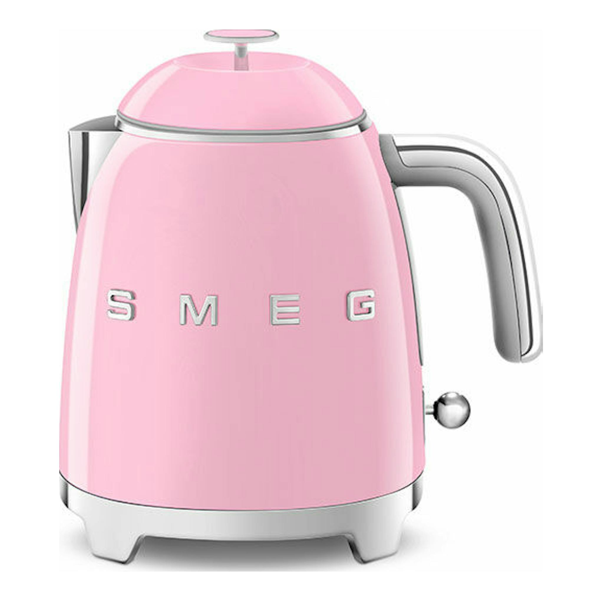 Mini hervidor Smeg KLF05PKEU rosa, vista frontal, con asa y base plateadas.