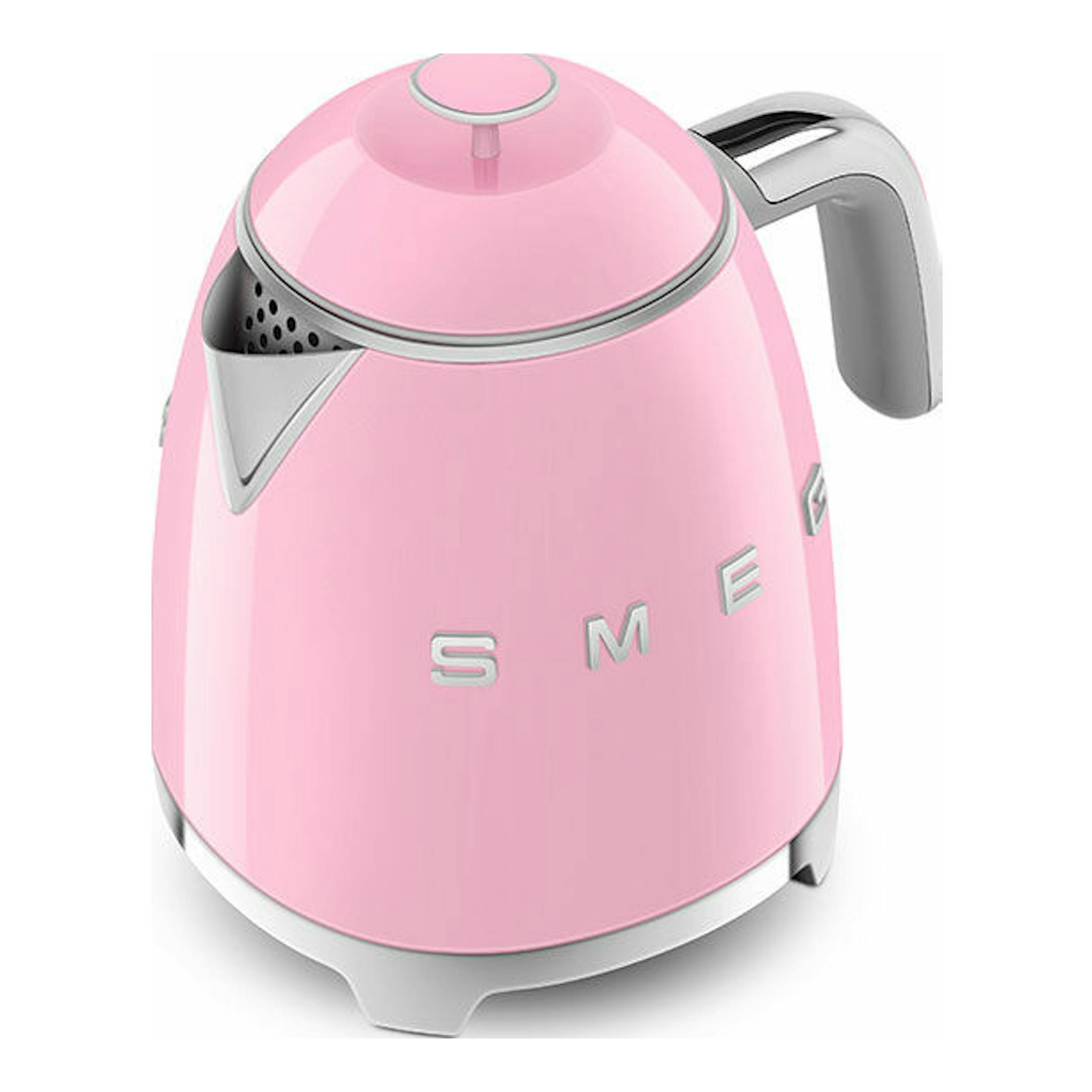 Mini hervidor Smeg KLF05PKEU rosa, vista frontal en ángulo, con detalles cromados.