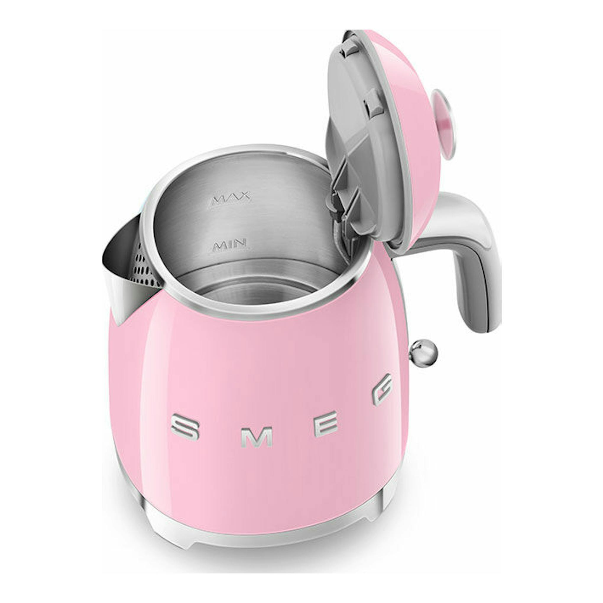 Mini hervidor Smeg KLF05PKEU rosa, vista frontal en tres cuartos, con tapa abierta.