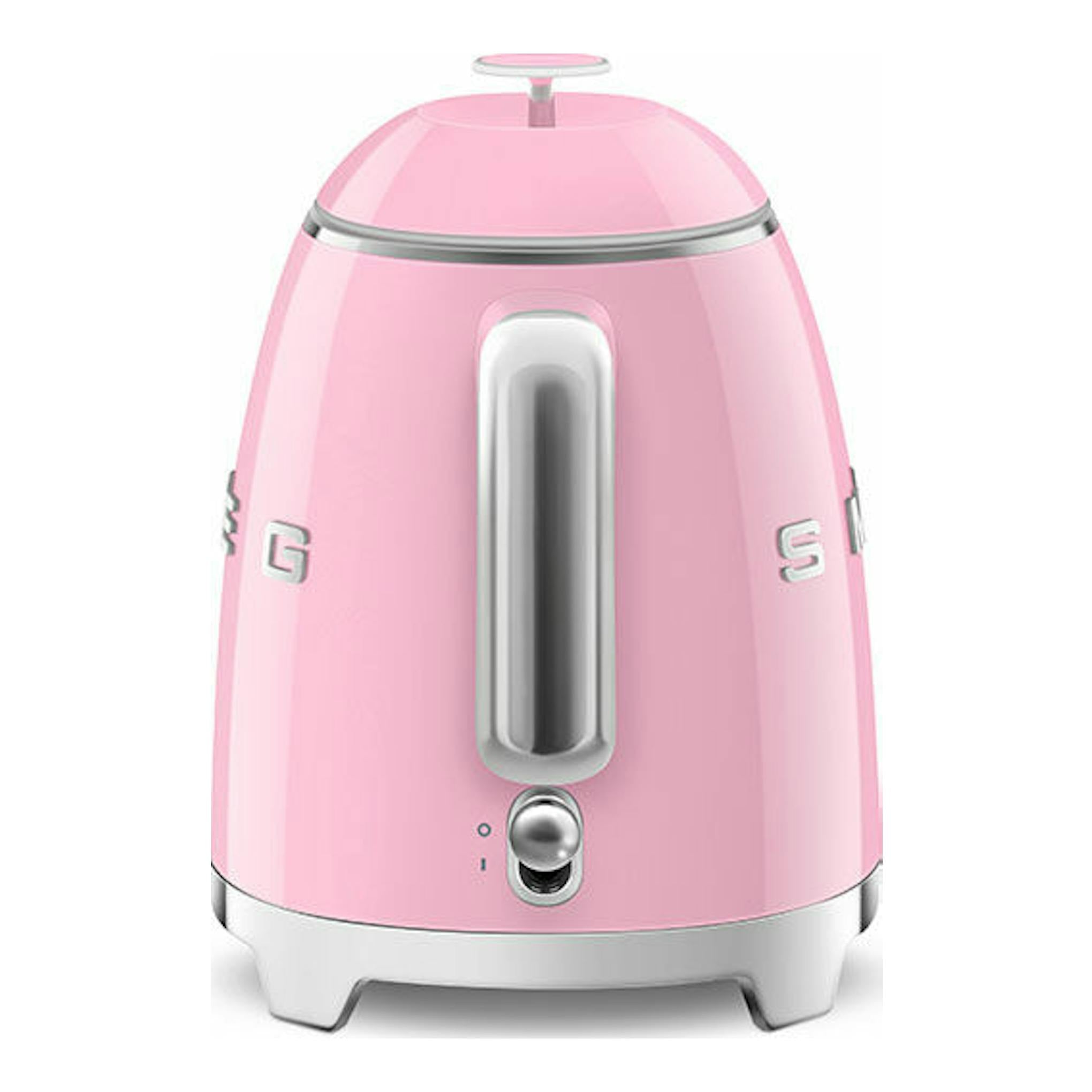 Mini hervidor Smeg KLF05PKEU rosa, vista frontal, con detalles plateados sobre fondo blanco.