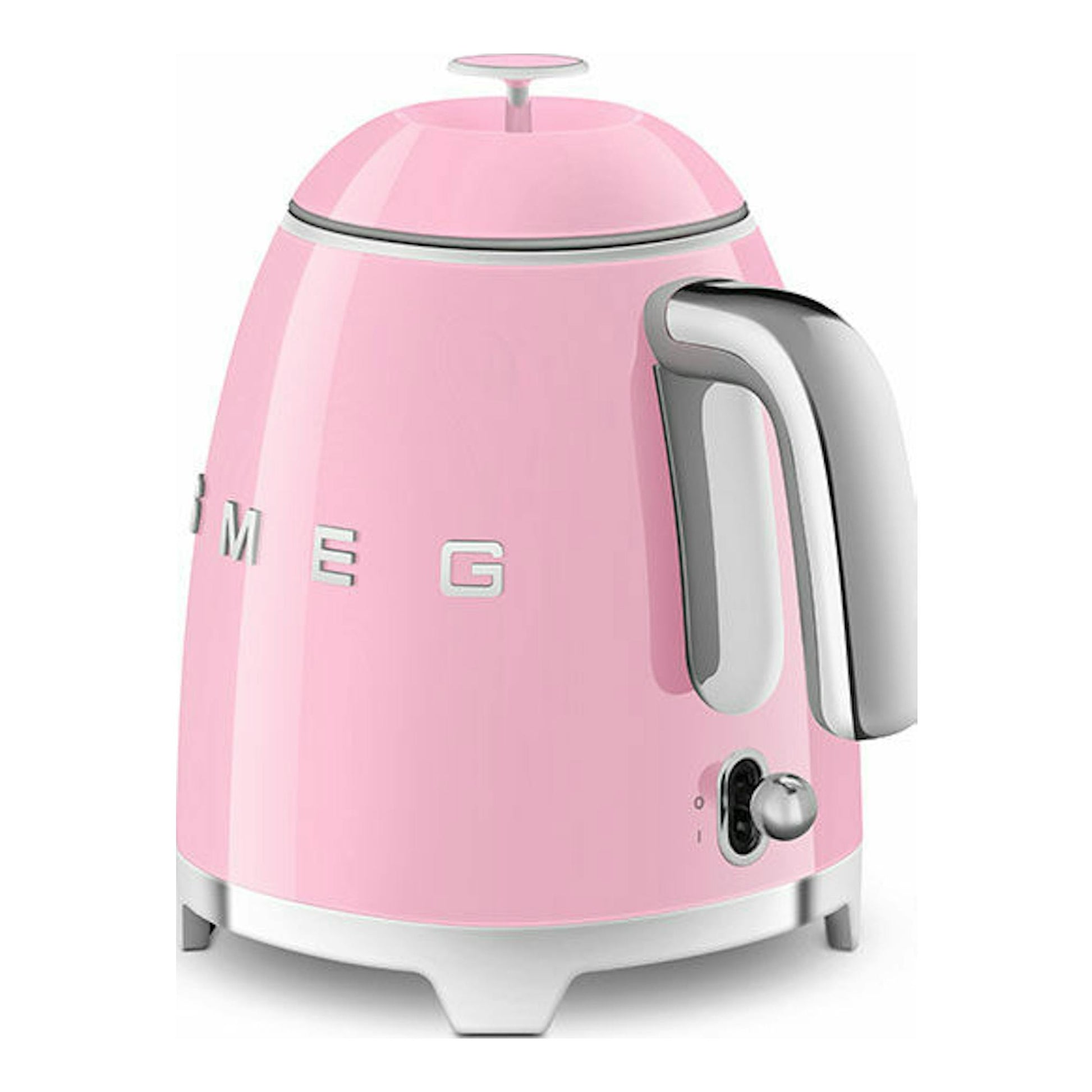 Mini hervidor Smeg KLF05PKEU rosa, vista frontal en tres cuartos, con asa plateada y base blanca.