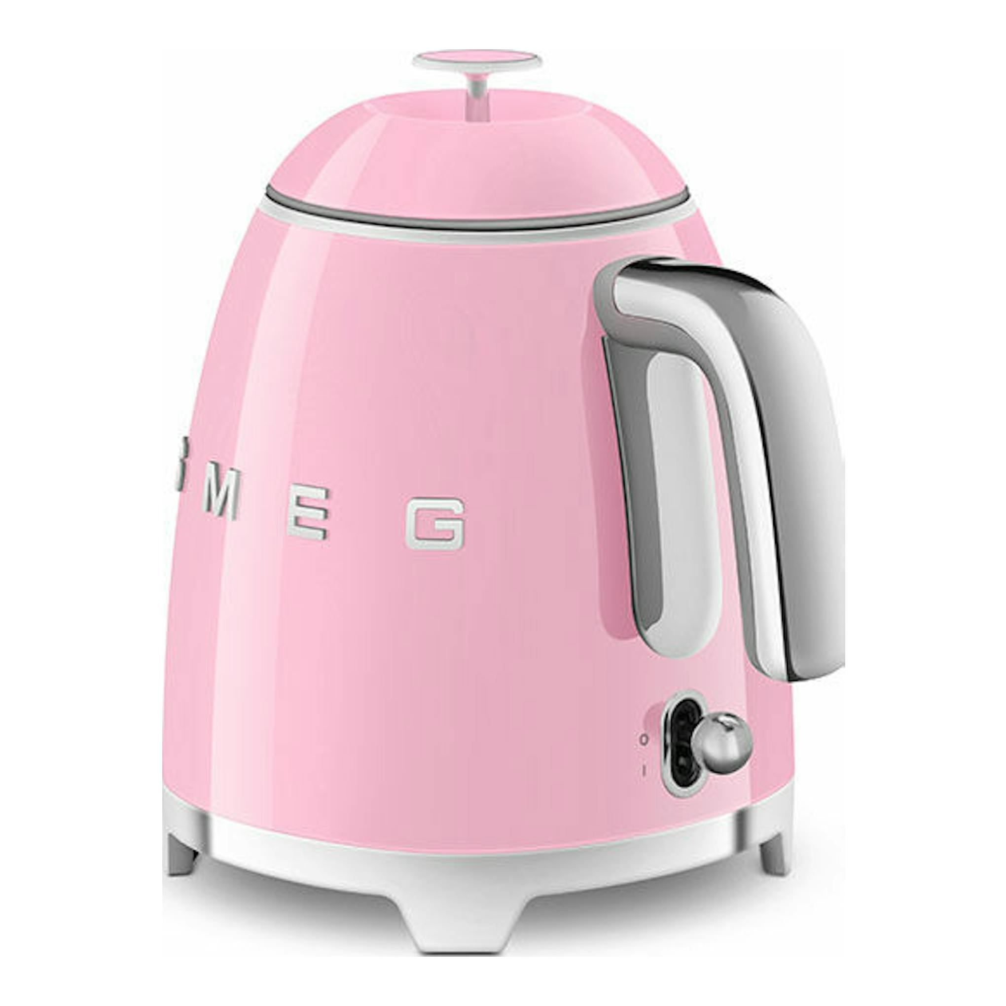 Mini hervidor Smeg KLF05PKEU rosa, vista frontal en tres cuartos, con asa plateada y base blanca.