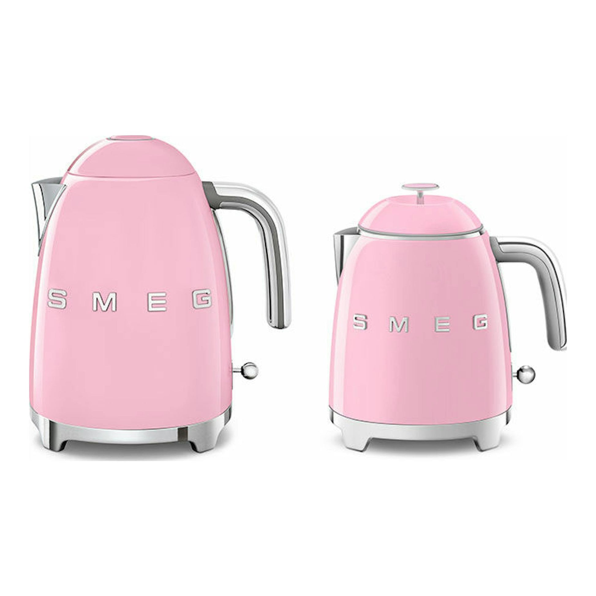 Dos mini hervidores Smeg KLF05PKEU rosas, vista frontal y lateral, con detalles cromados.