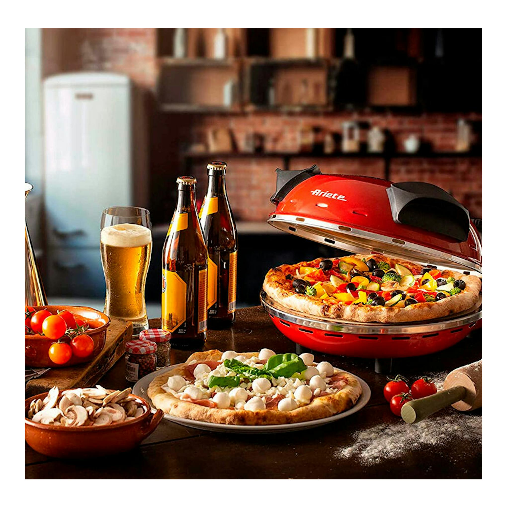 Horno para pizza Ariete 909 rojo, vista frontal en tres cuartos, abierto con una pizza dentro.