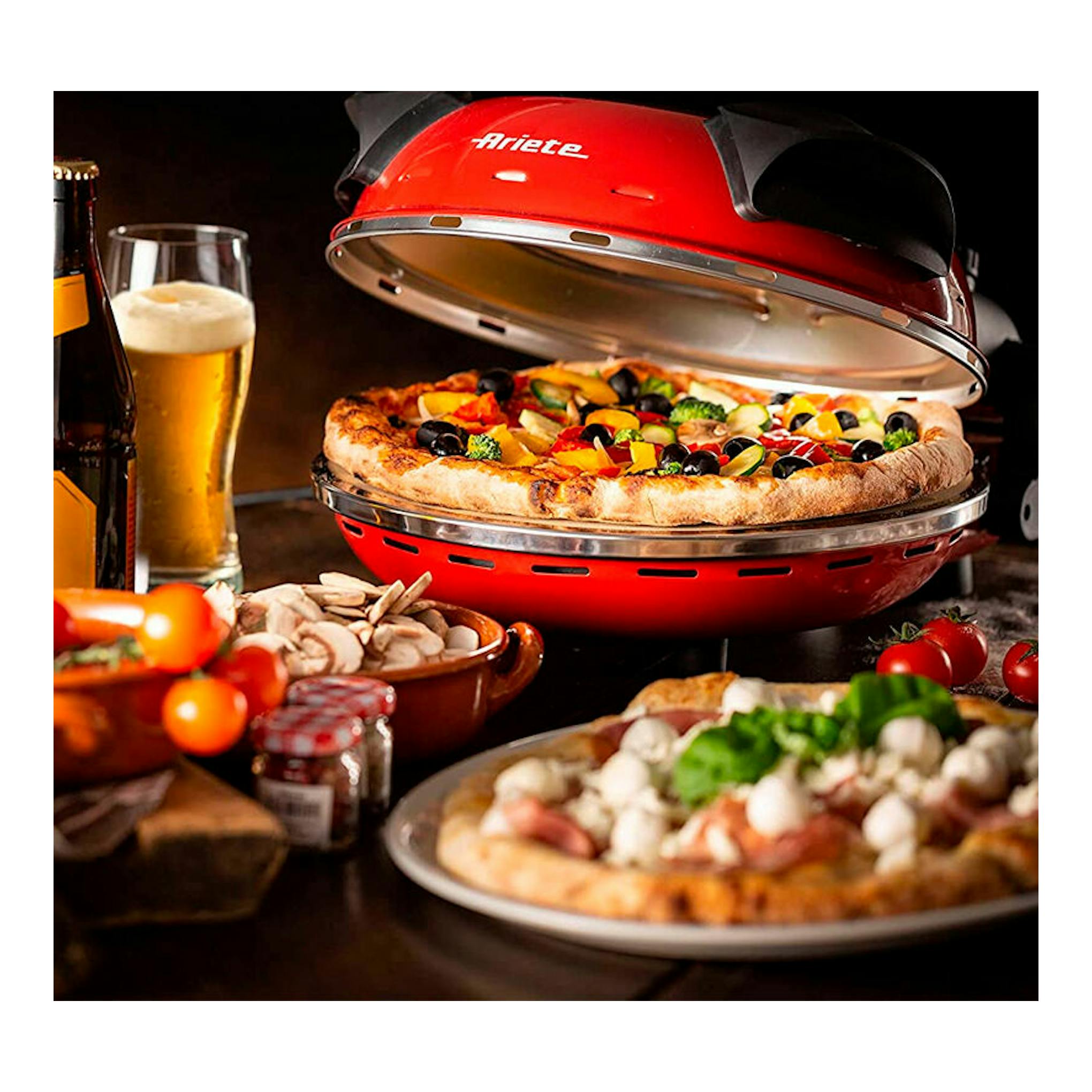 Mini horno de pizza Ariete 909 rojo, vista frontal en tres cuartos, con una pizza cocinándose.