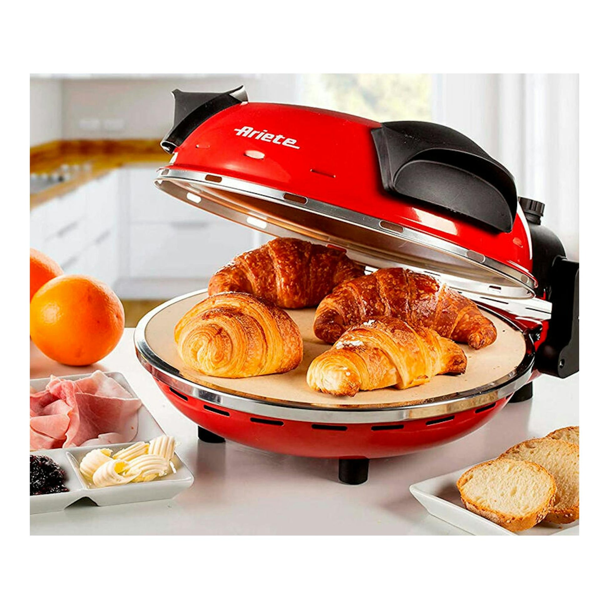 Horno para pizza Ariete rojo, vista frontal abierta, con croissants sobre la piedra.