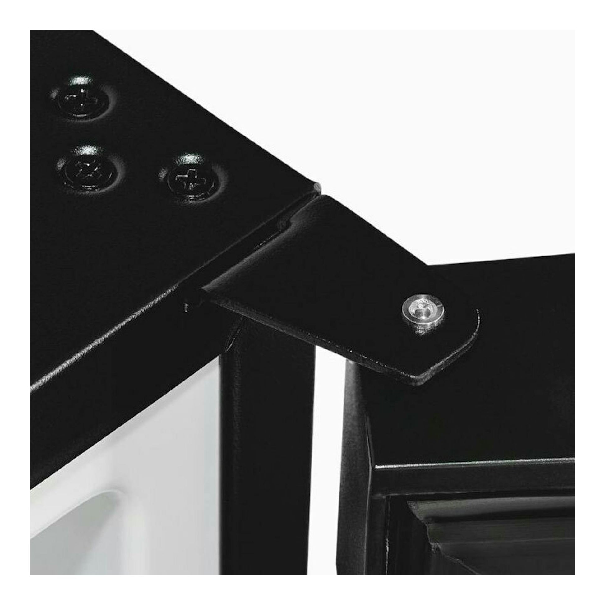 Primer plano de la bisagra negra y la esquina de un minibar Exquisit FA40-271G.