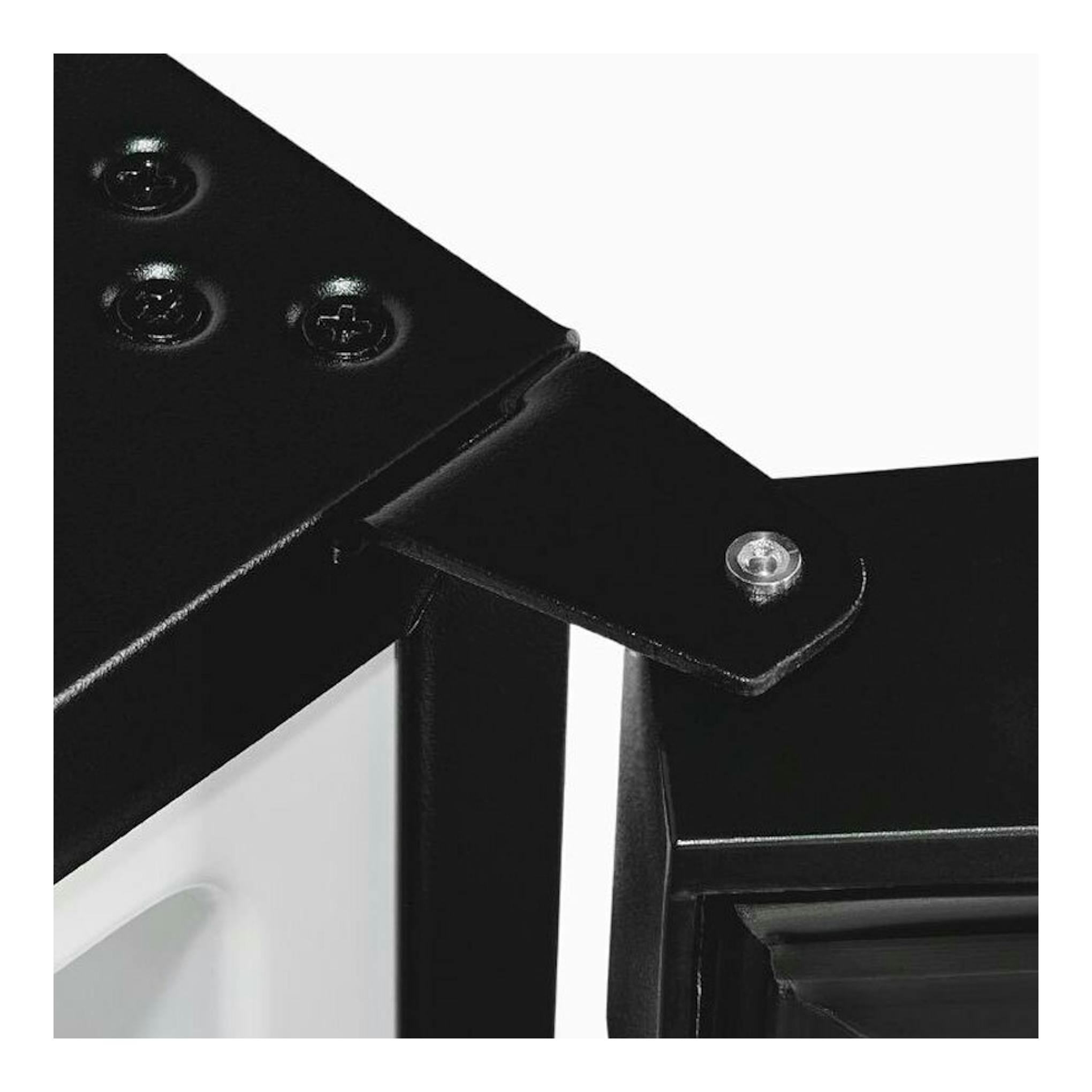 Primer plano de la bisagra negra y la esquina de un minibar Exquisit FA40-271G.