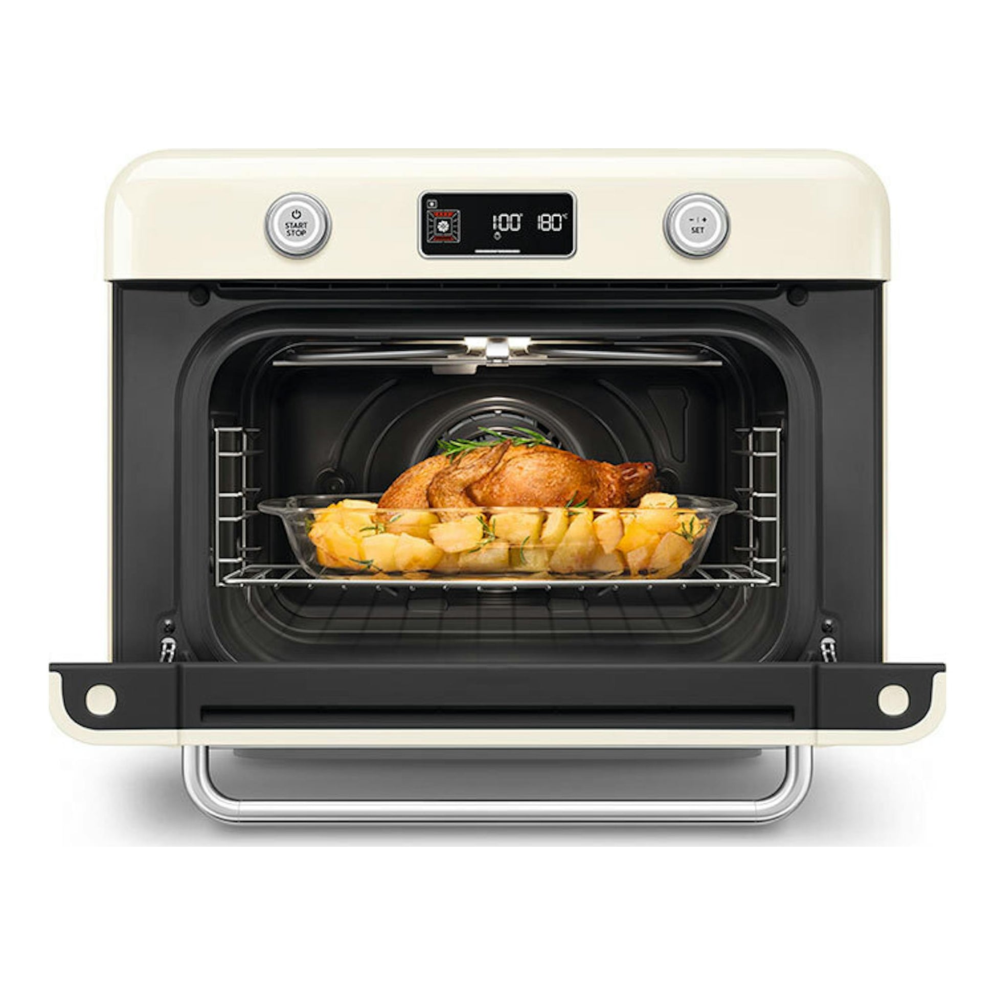 Minihorno Smeg COF01CREU crema, vista frontal abierta, con pollo asado y patatas en la bandeja.