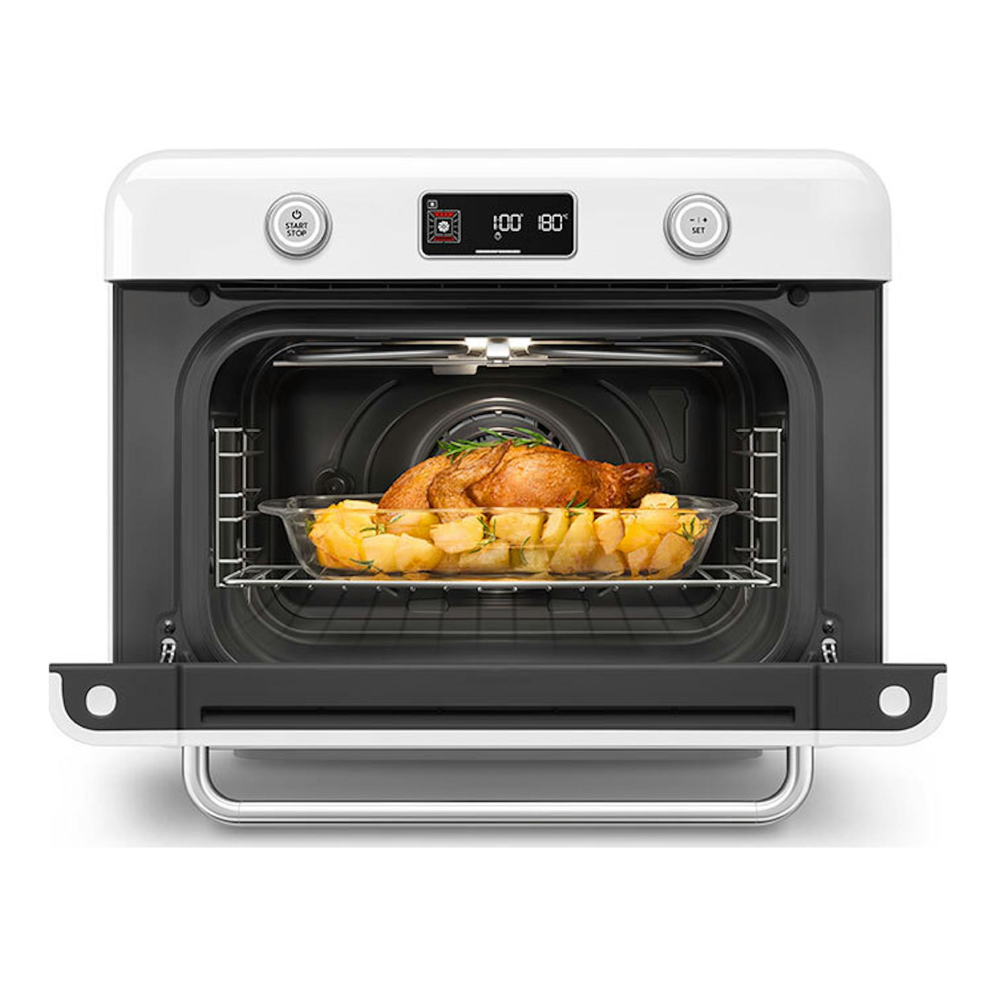 Minihorno Smeg COF01WHEU blanco, vista frontal con puerta abierta y bandeja con pollo y patatas.