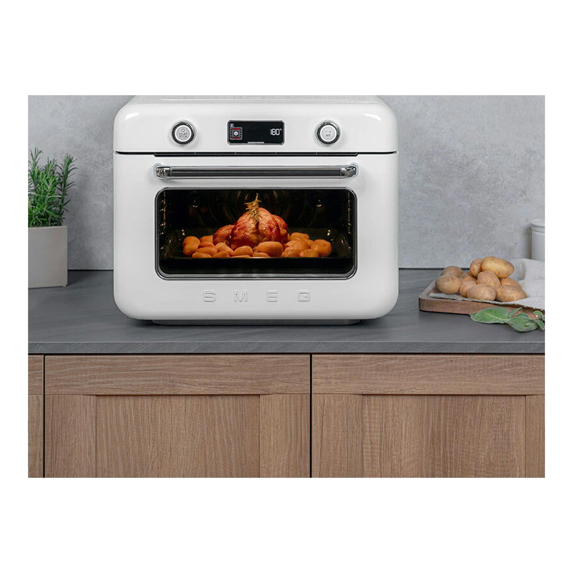 Minihorno Smeg COF01WHEU blanco, vista frontal, con pantalla y puerta con comida en el interior.