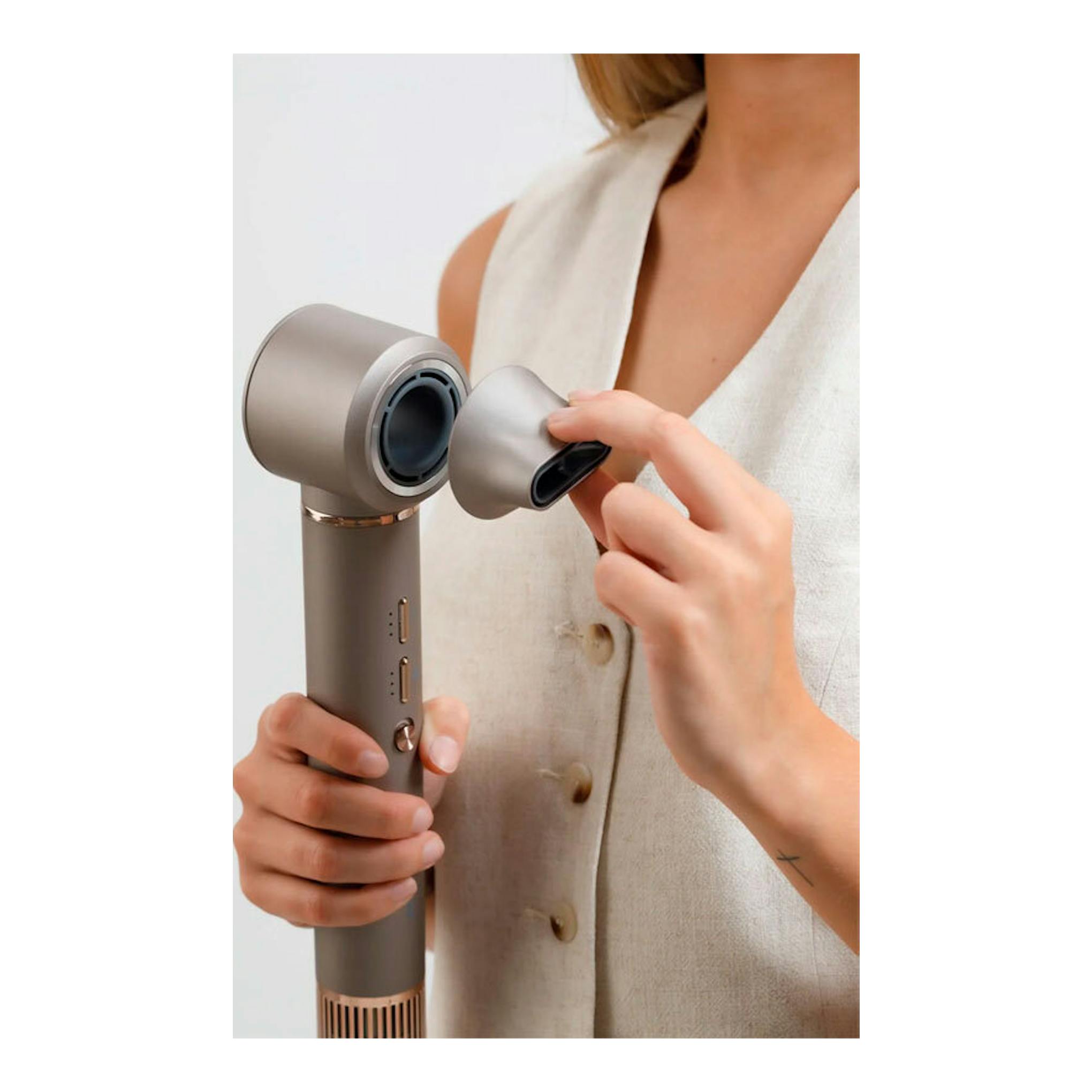 Moldeador de pelo Taurus Airwave Digital Pro gris, en primer plano, con accesorio desmontable en la mano.