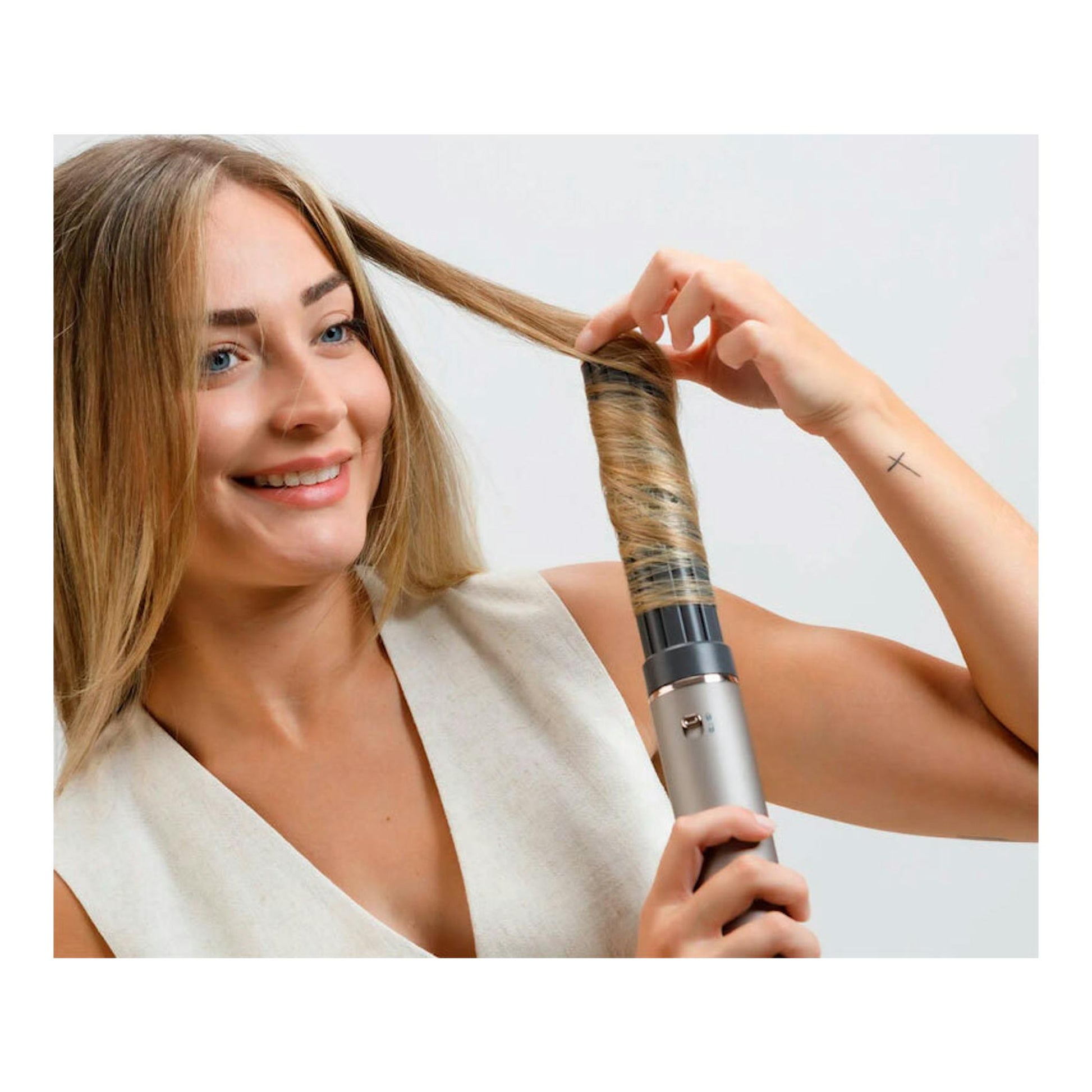 Mujer usando el moldeador de pelo Taurus Airwave Digital Pro, plateado y negro, en vista frontal.
