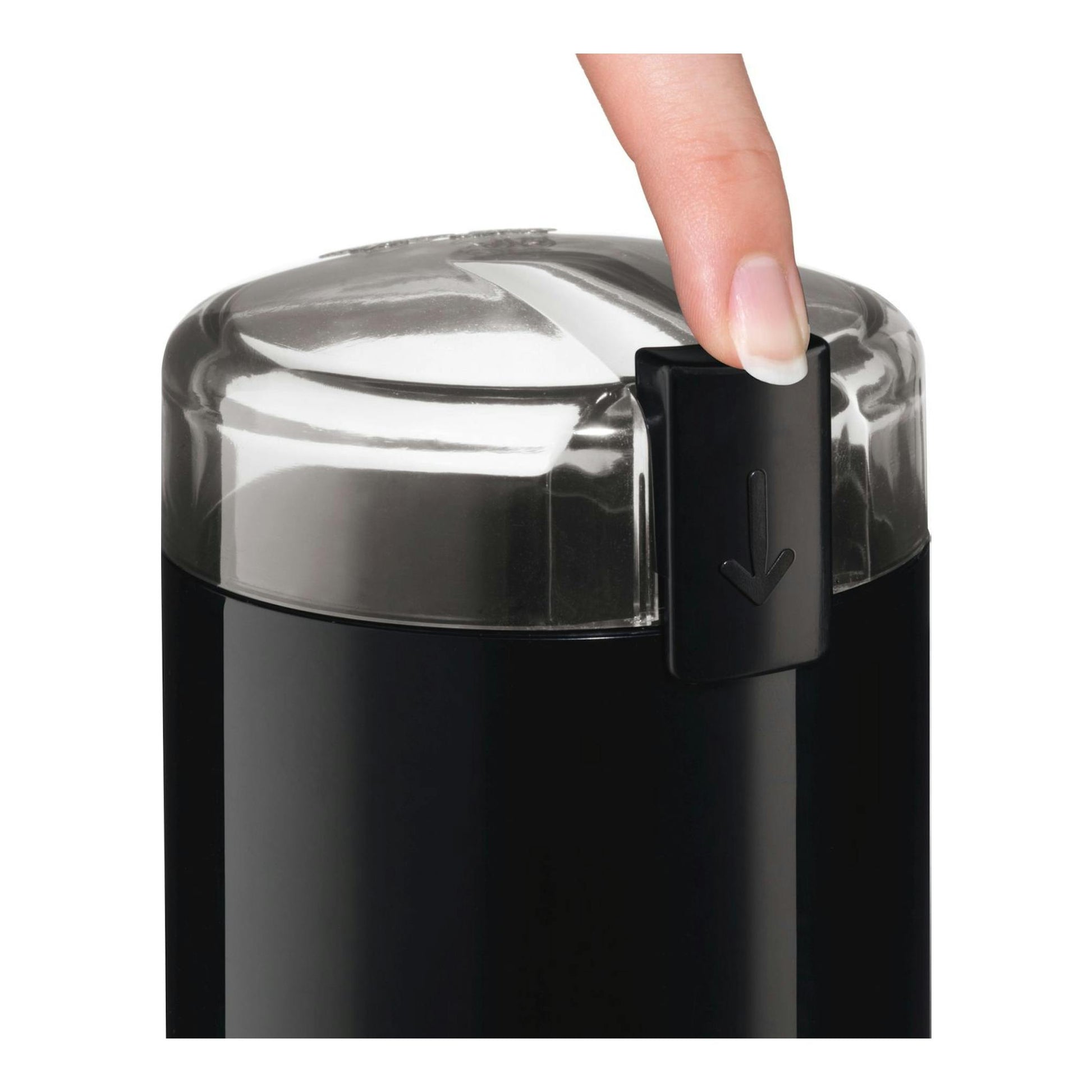 Molinillo de café Bosch TSM6A013B negro, vista frontal, con un dedo pulsando el botón.