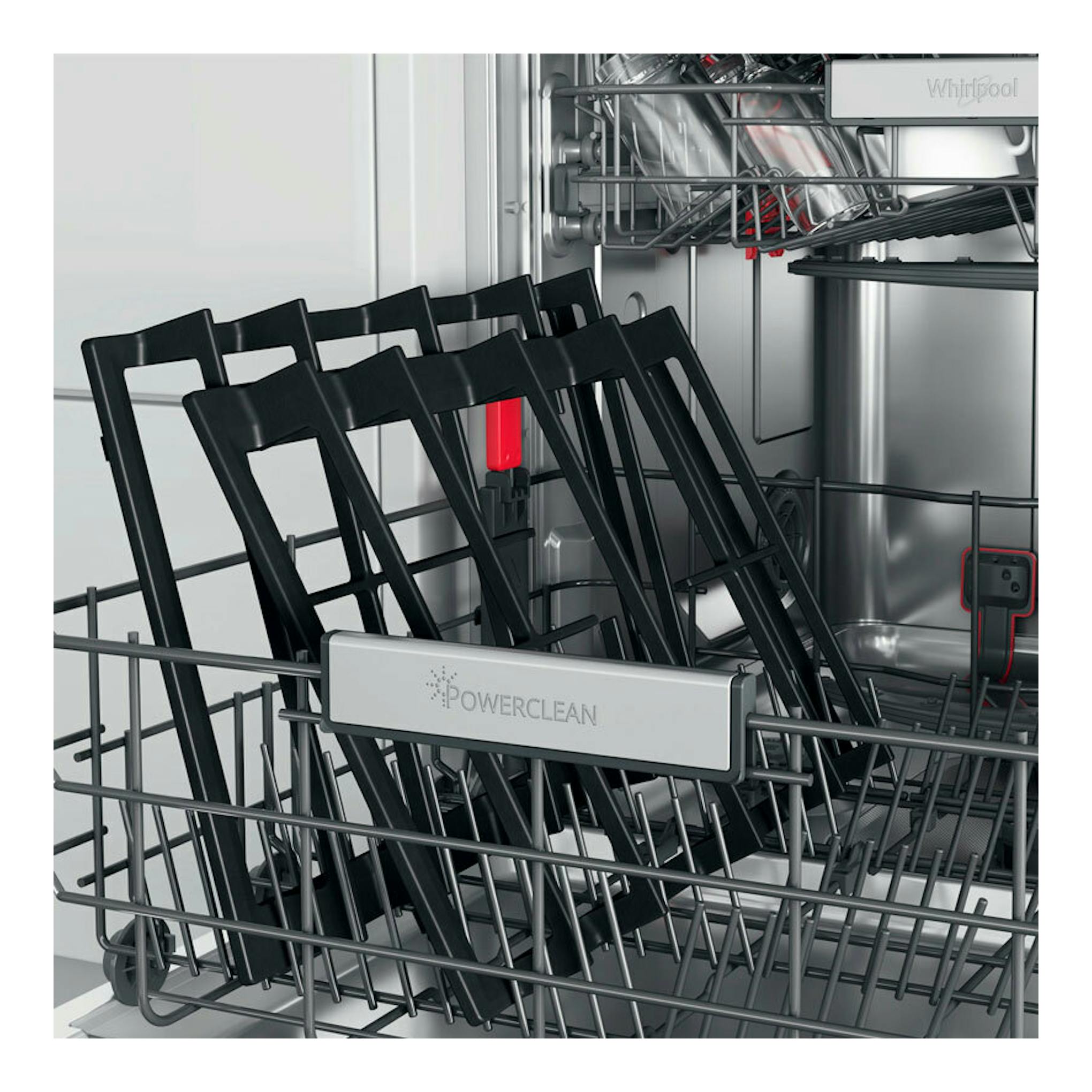 Interior de lavavajillas Whirlpool con cesta negra PowerClean y soportes abatibles.