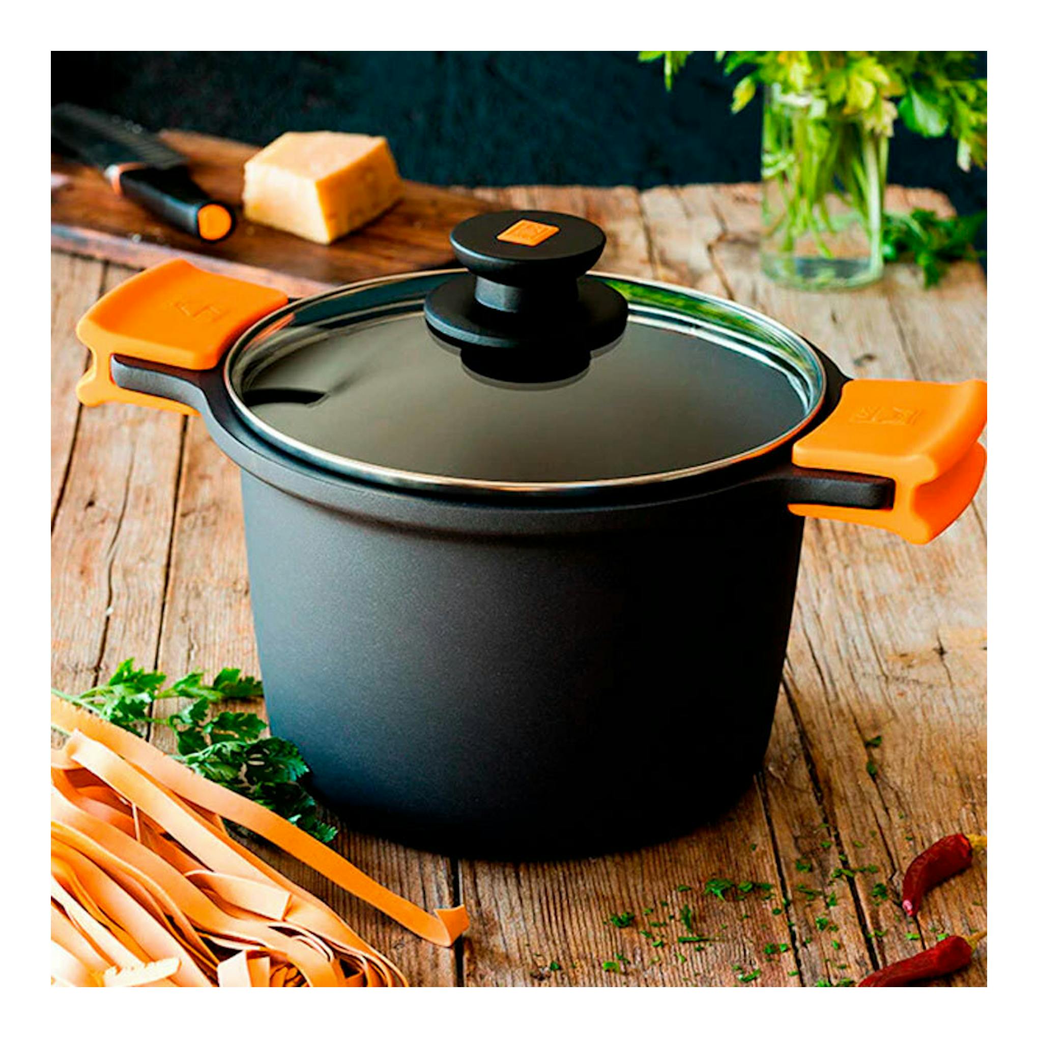 Olla alta Bra Efficient 20 cm negra con tapa de vidrio y asas naranjas, vista frontal.
