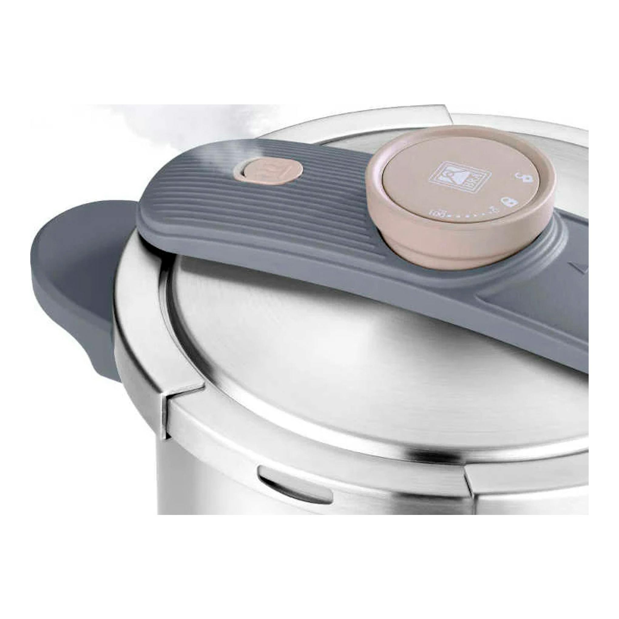 Olla a presión Bra OP 4 L Emotion, vista superior parcial, tapa de acero inoxidable y válvula gris con vapor.