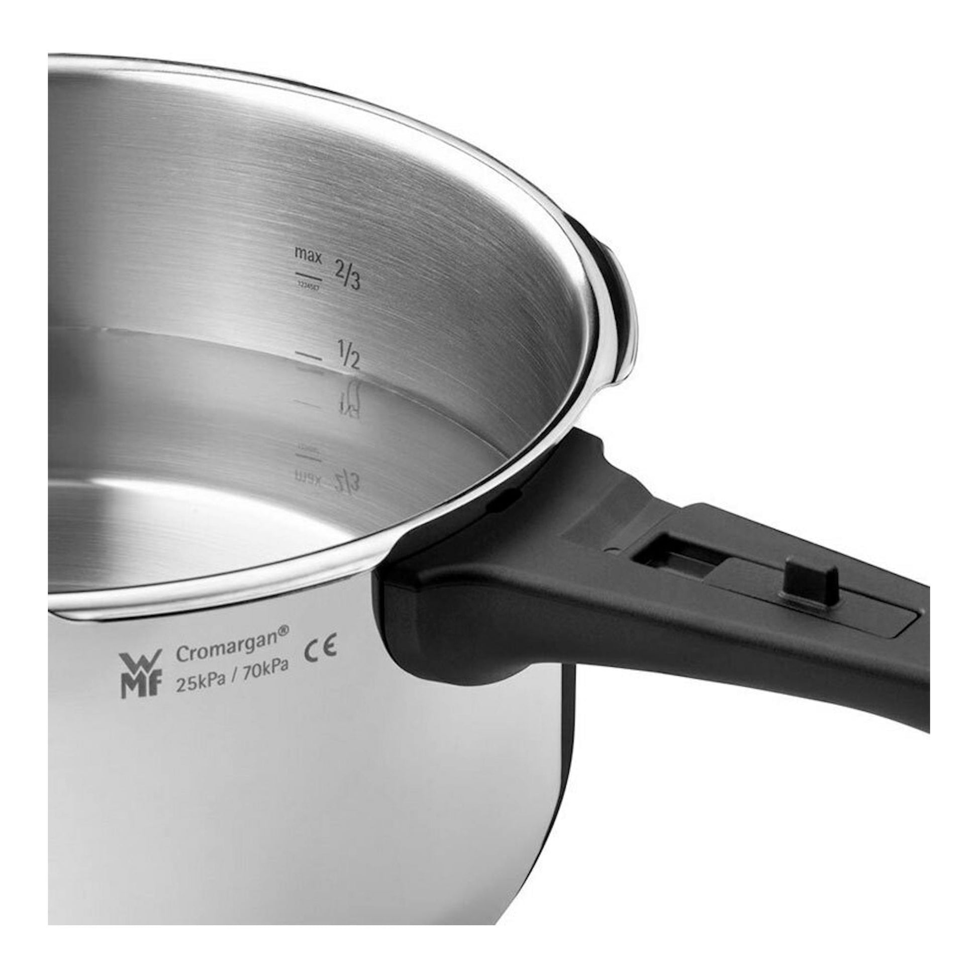 Olla rápida WMF Perfect 8,5L de acero inoxidable, vista parcial en primer plano con asa negra.