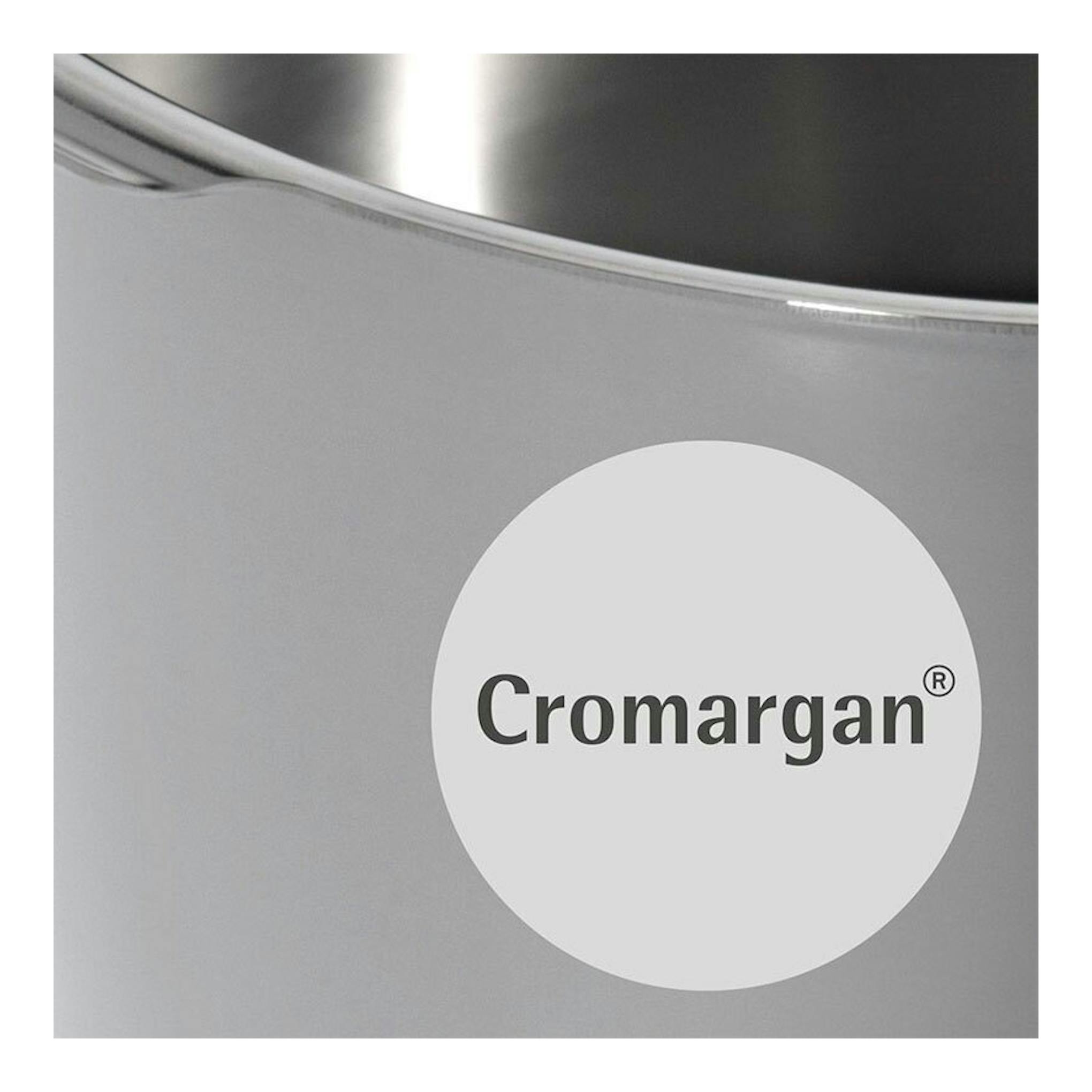 Primer plano de una olla rápida WMF Perfect de acero inoxidable Cromargan, vista lateral.
