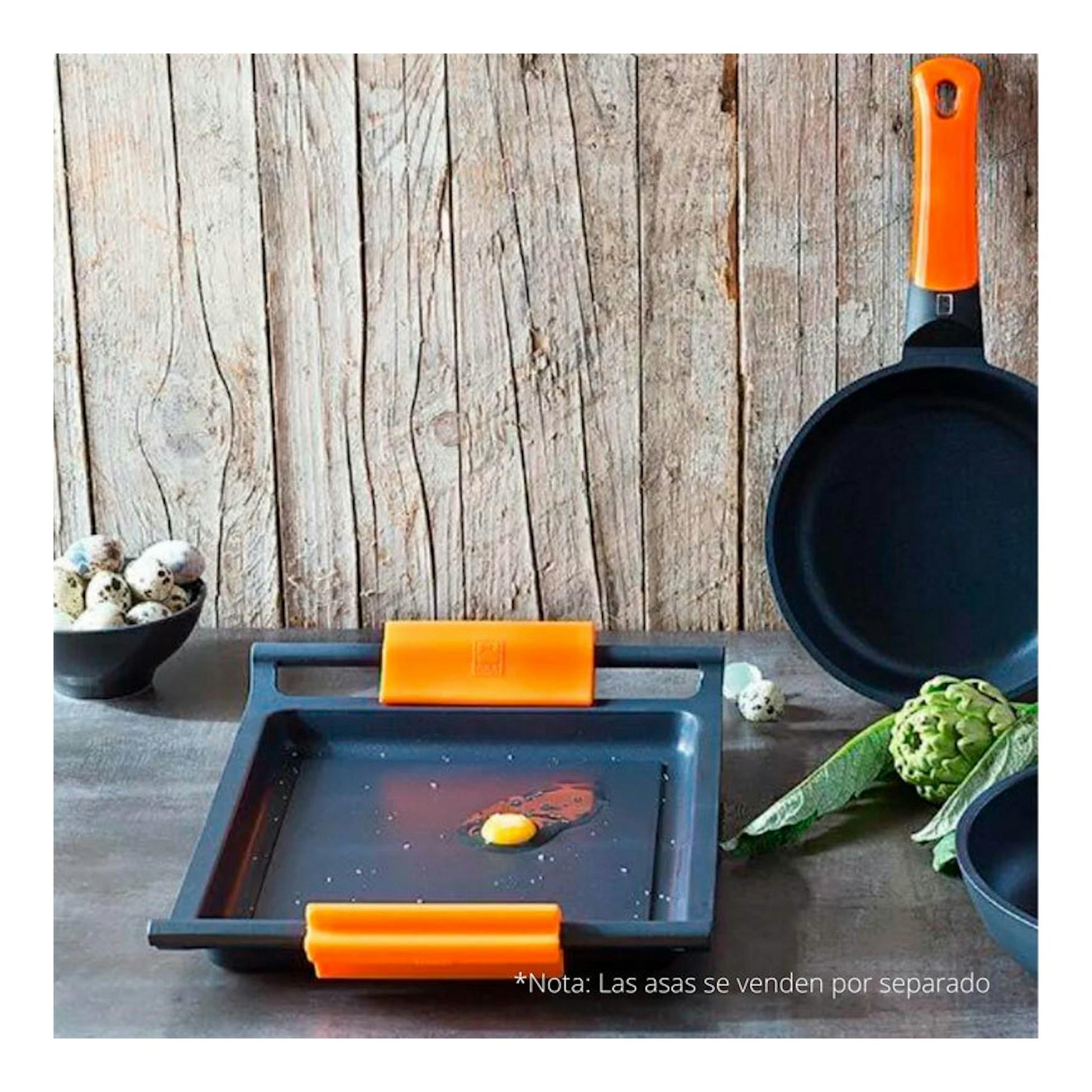 Parrilla plana Bra Efficient 45 negra, vista frontal, con asas naranjas desmontables.