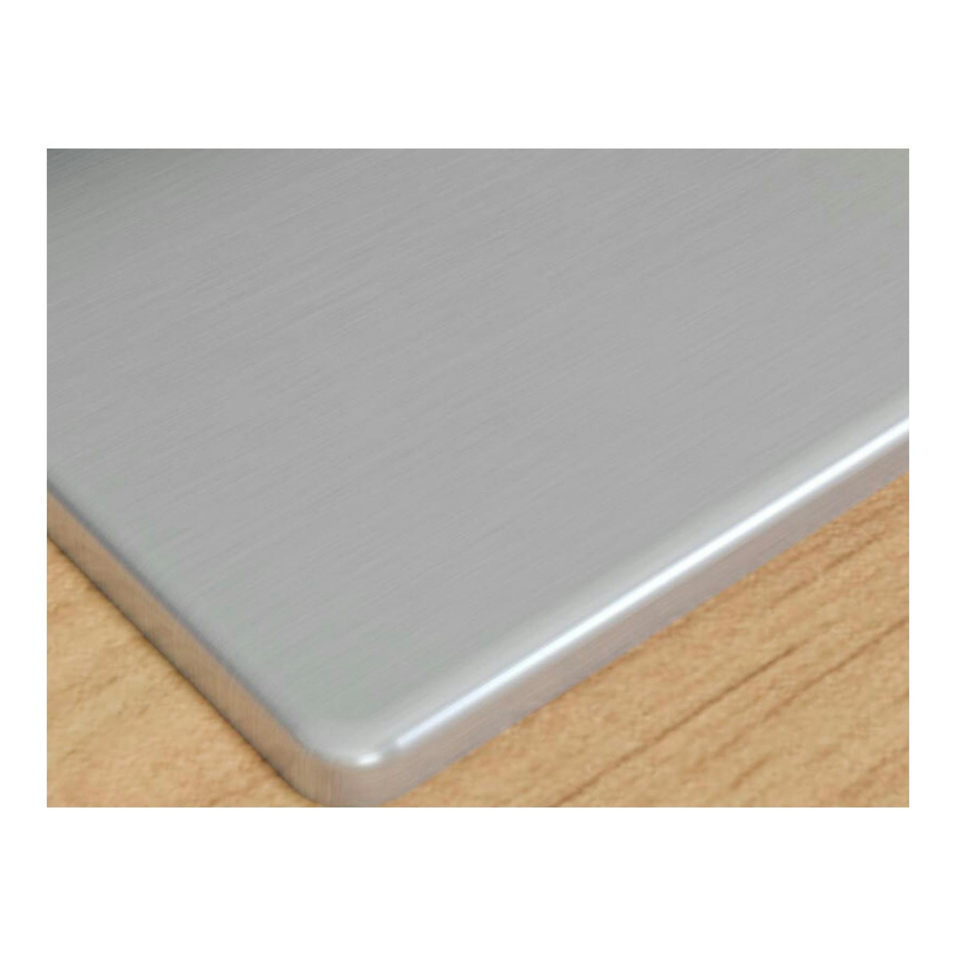 Bosch PCR9A5I90, placa de acero inoxidable, vista en primer plano de una esquina sobre madera.