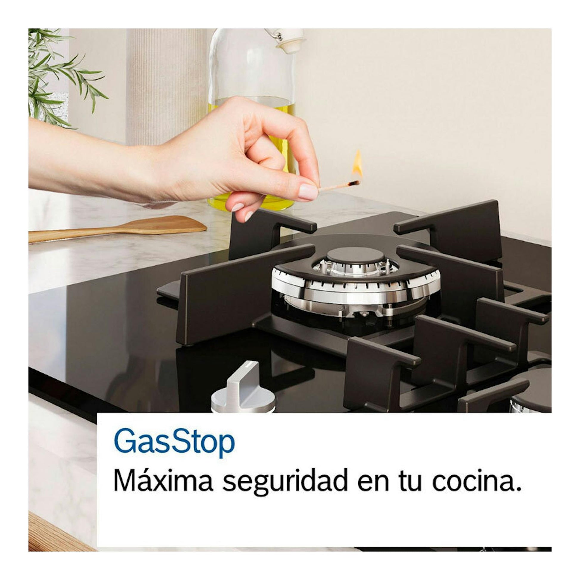 Placa de gas Bosch PCS7A5I90 negra, vista en ángulo, con quemador y texto “GasStop”.