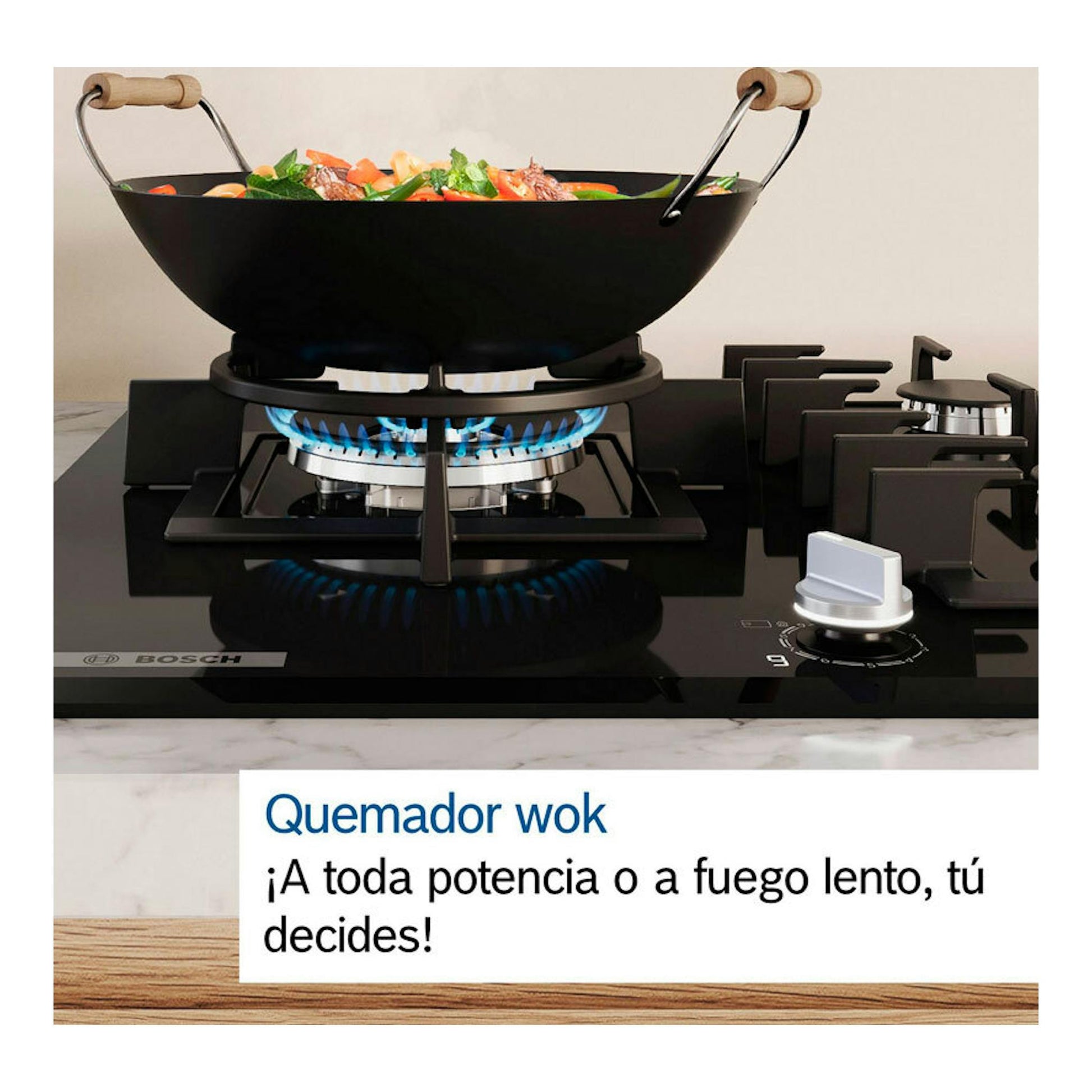 Placa de gas Bosch PGH6B5K90 negra, vista frontal, con quemador wok encendido y sartén wok.