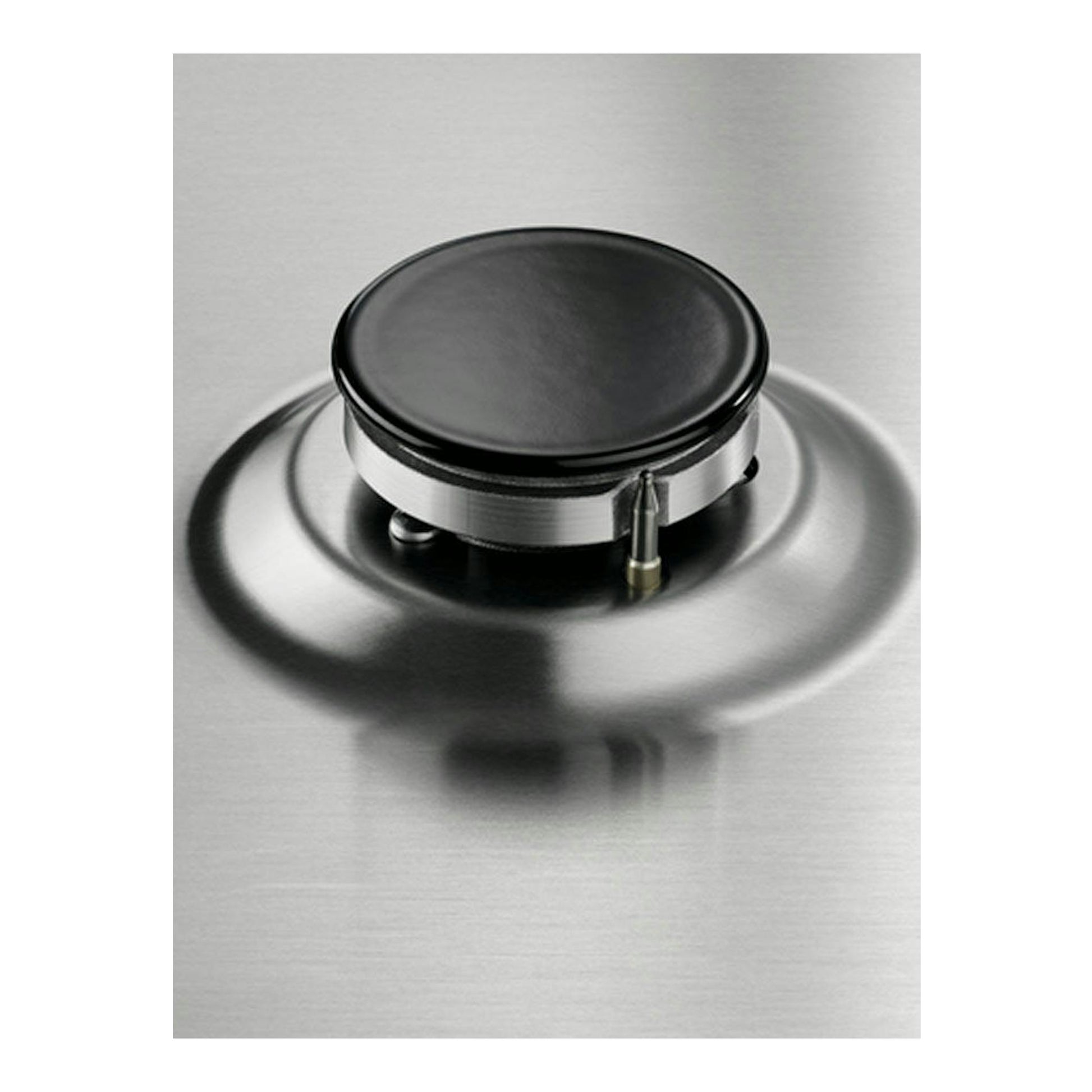 Placa de acero inoxidable Electrolux EGH6333BOX, vista cenital de un quemador negro.