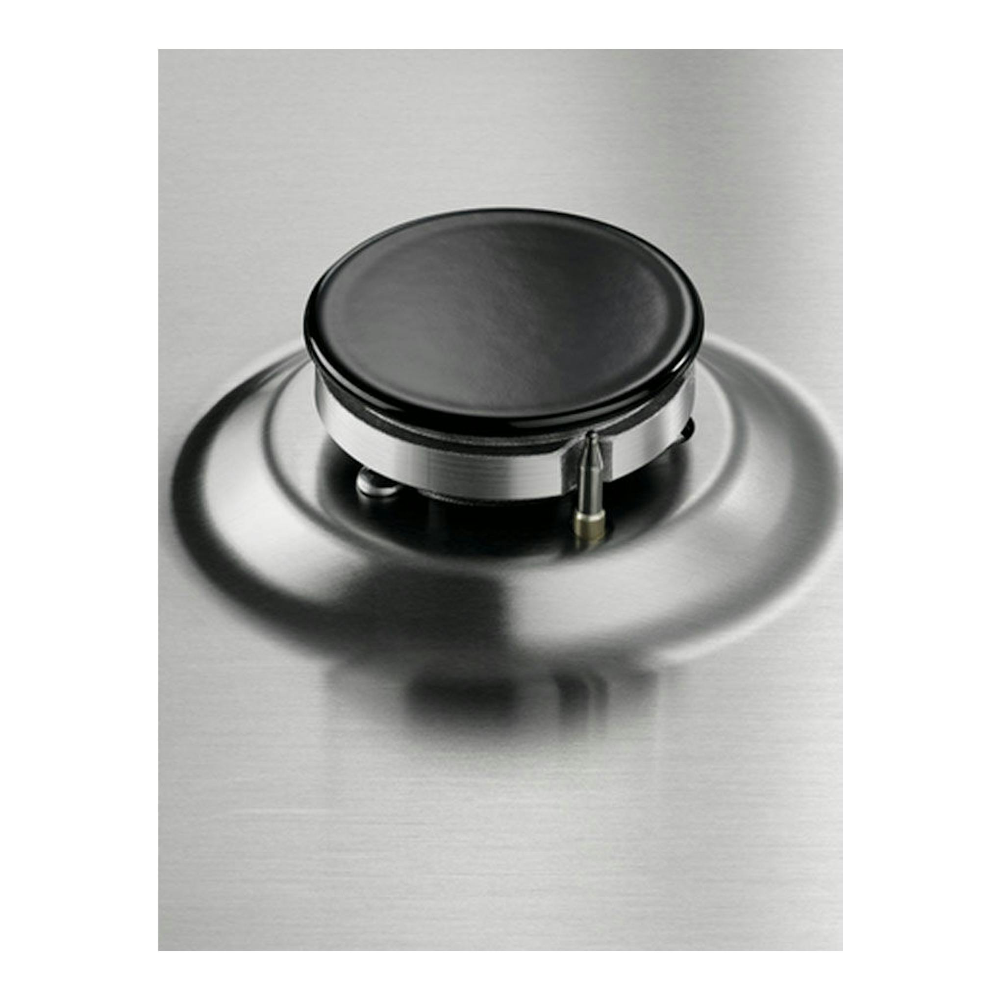 Placa de acero inoxidable Electrolux EGH6333BOX, vista cenital de un quemador negro.
