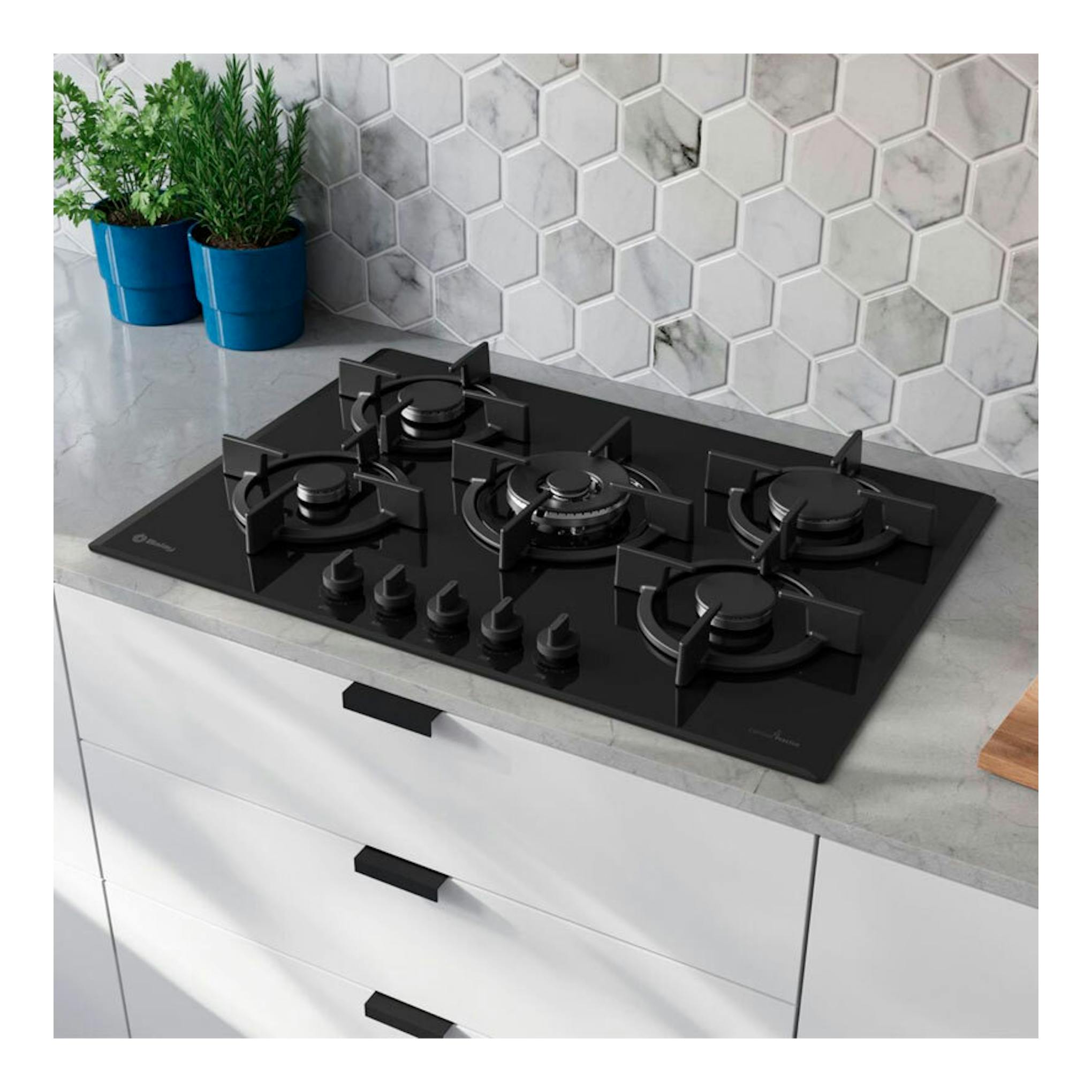 Placa de gas Balay 3ETG676RB negra, vista superior inclinada, con 5 fuegos sobre encimera gris.