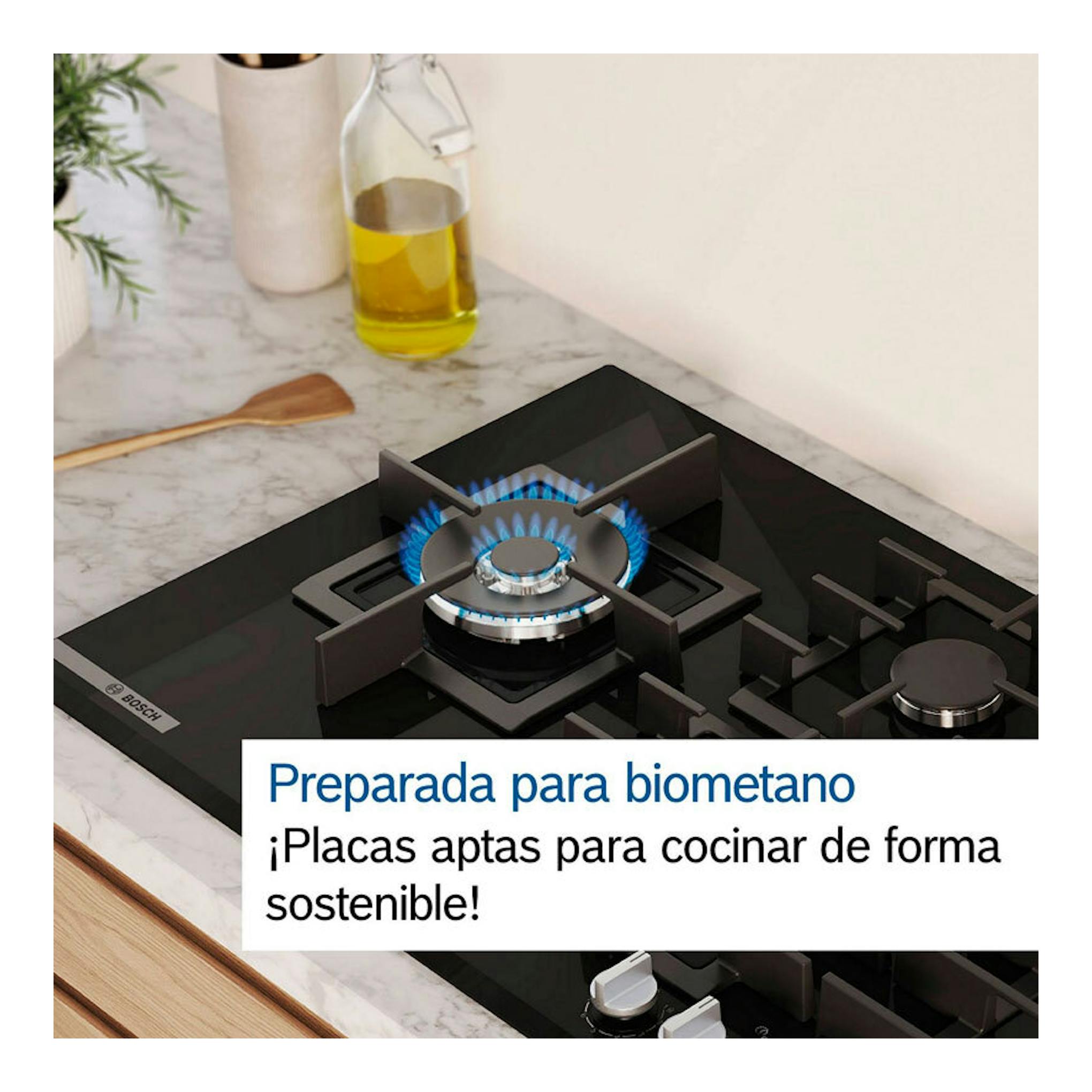 Placa de gas Bosch PNC6B6K40 de cristal negro, vista en ángulo, con un quemador encendido.