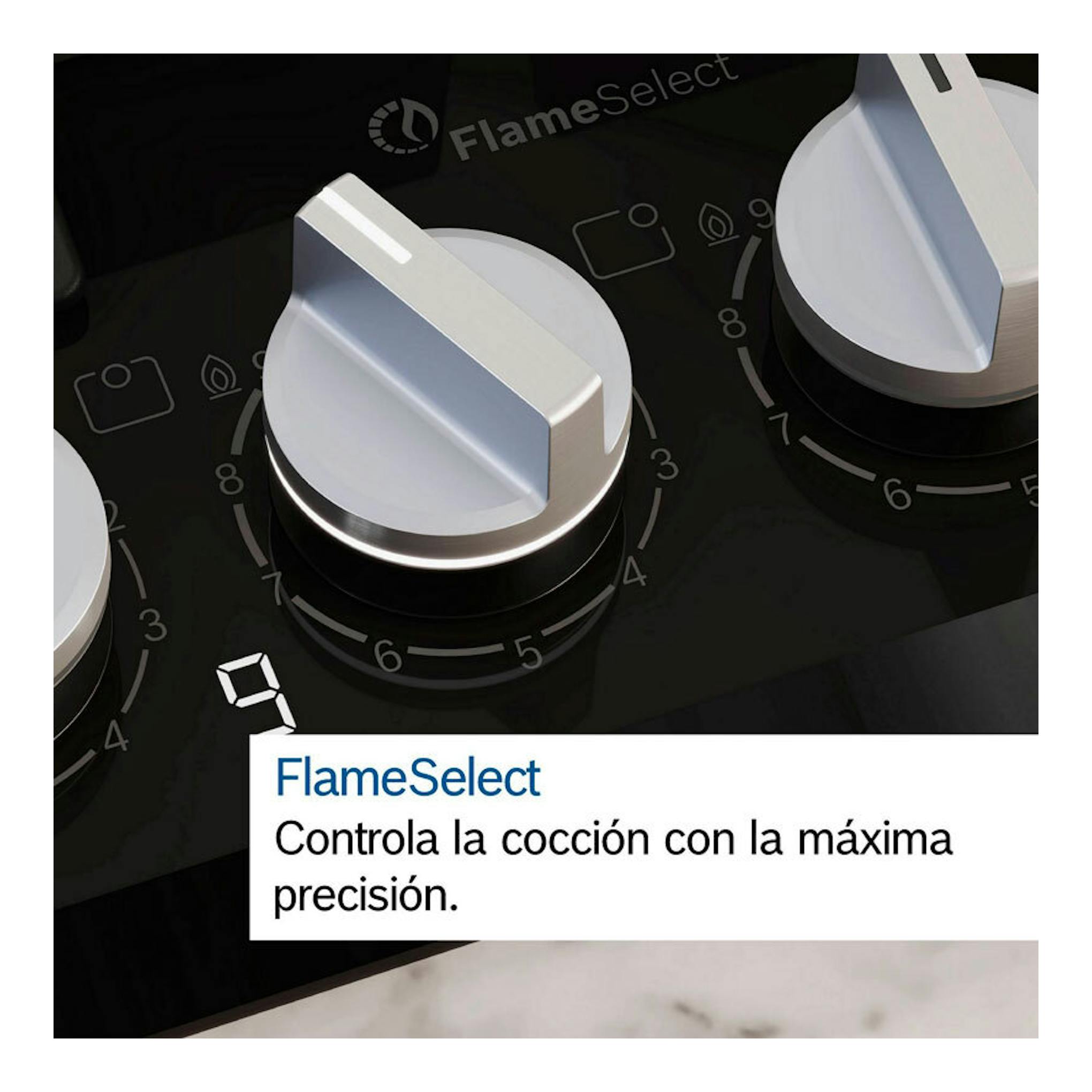 Bosch PPC6A6I10, primer plano de placa de gas de cristal negra con mandos metálicos FlameSelect.