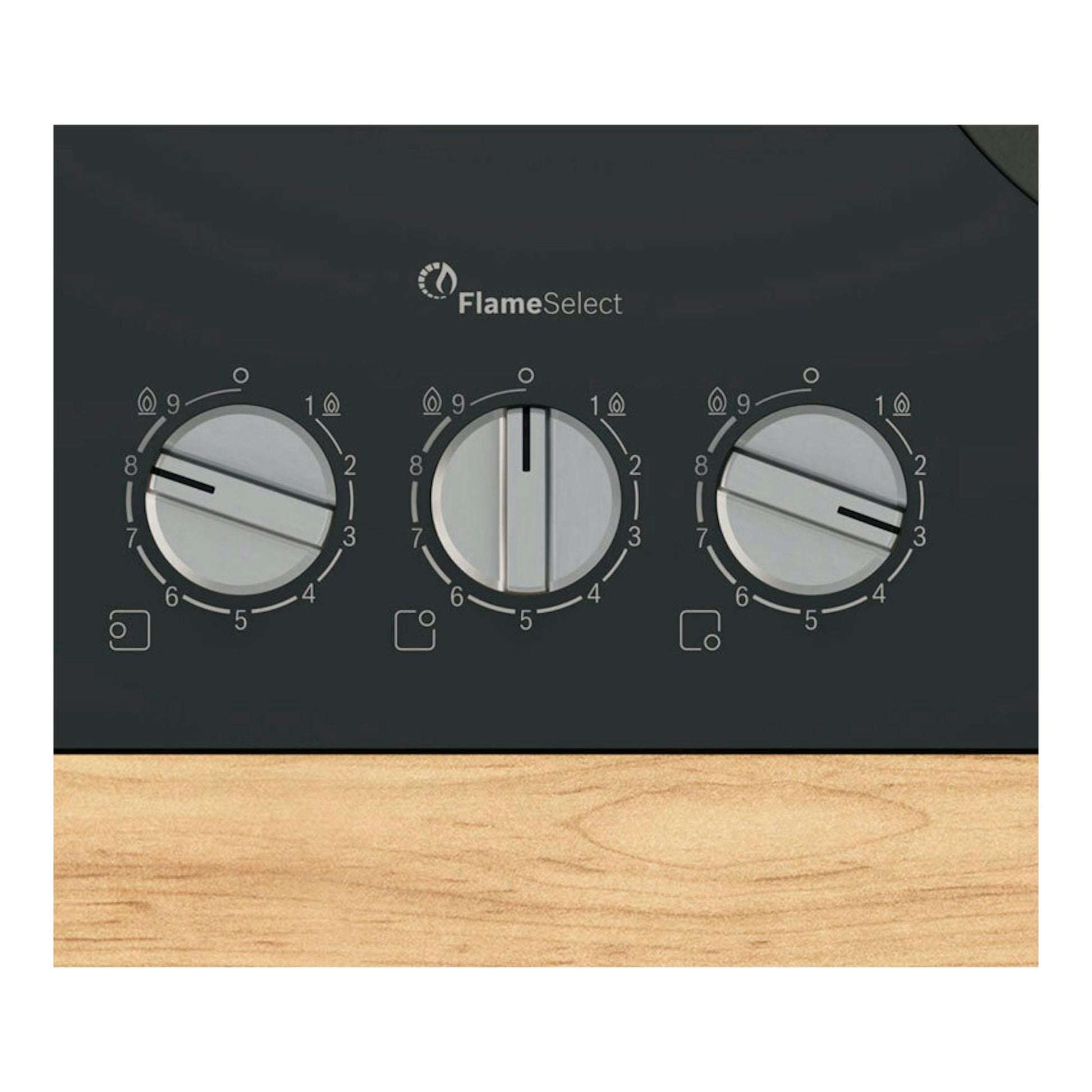 Vista frontal de placa Bosch PPC6A6I10 negra con tres mandos giratorios FlameSelect y base de madera.