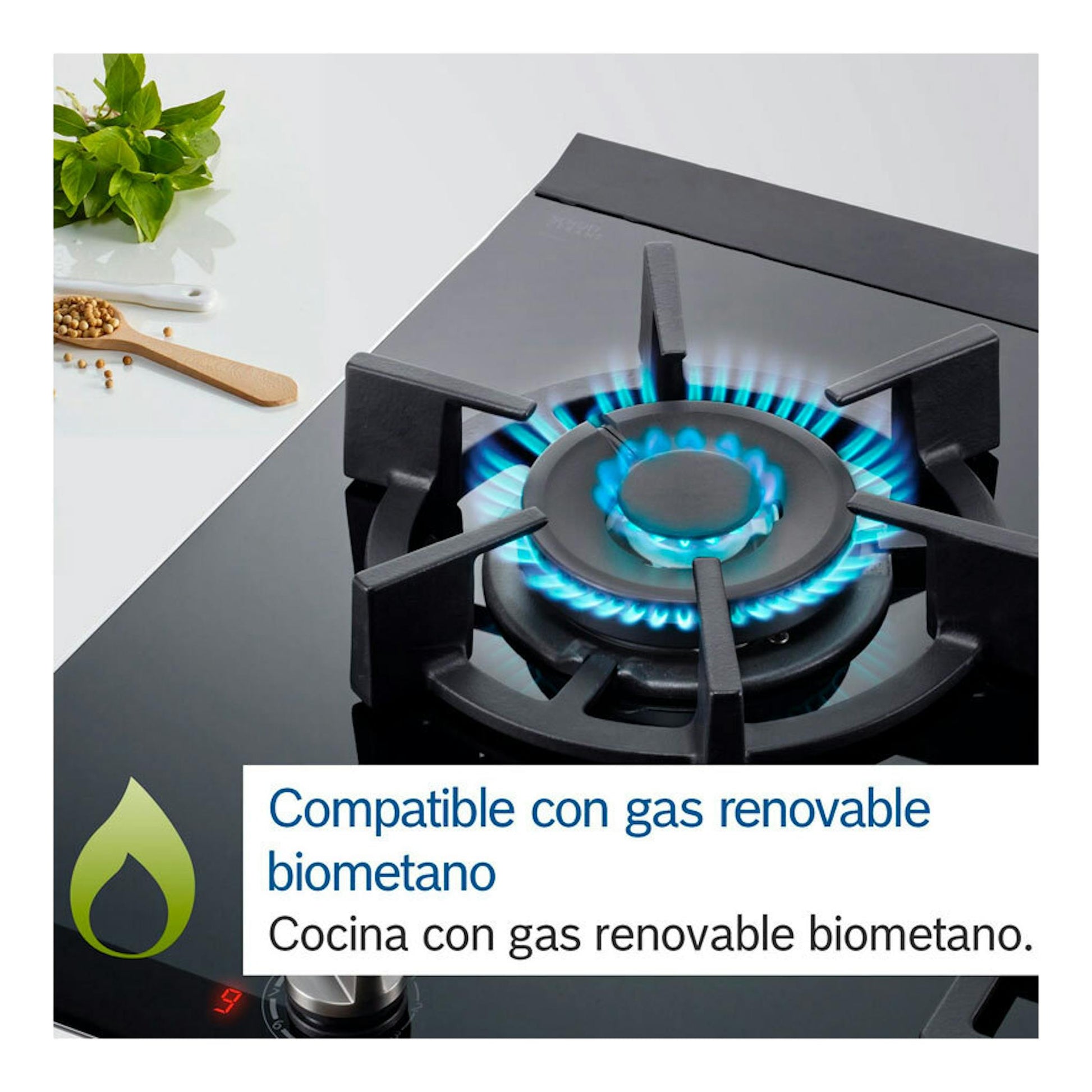 Placa de gas Bosch PPC6A6I10 negra, vista cenital, con un quemador encendido en azul y texto sobre biometano.