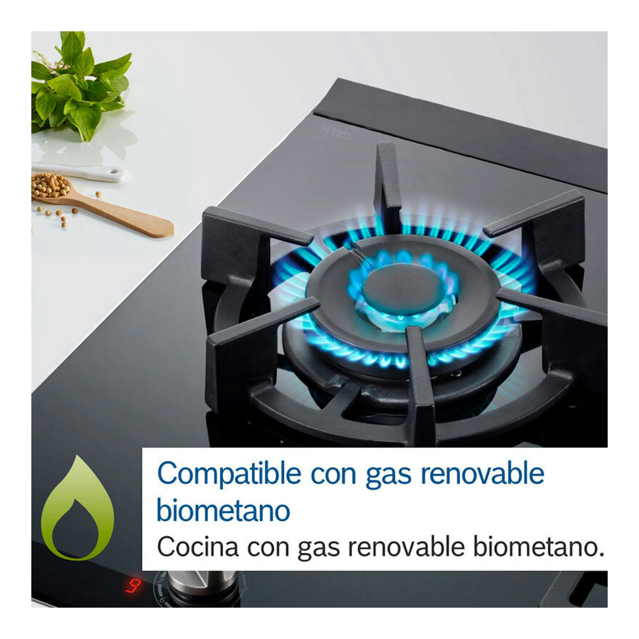 Placa de gas Bosch PPC6A6I10 negra, vista cenital, con un quemador encendido en azul y texto sobre biometano.
