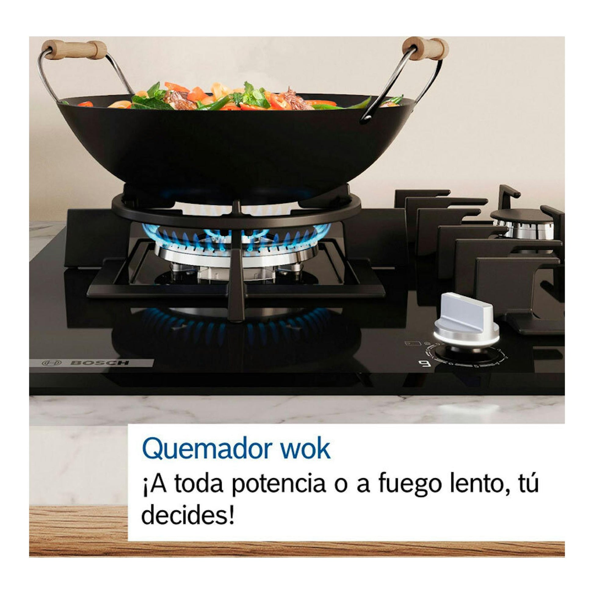 Placa de gas de cristal Bosch PPH6A6I10 negra, vista frontal, con wok y llama azul.