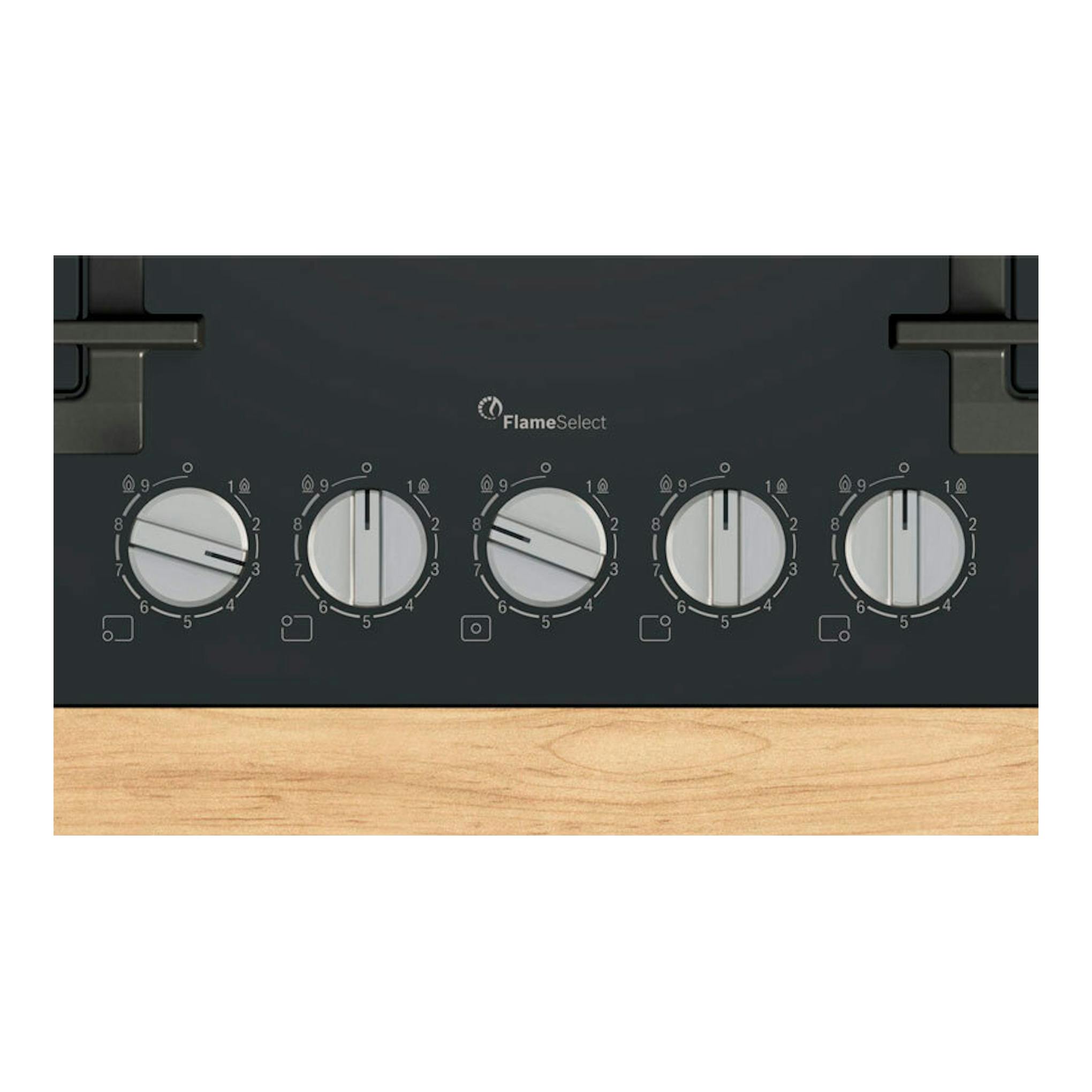 Placa de gas Bosch PPQ7A6I40 de 75 cm, negra, vista frontal parcial con 5 mandos y FlameSelect.