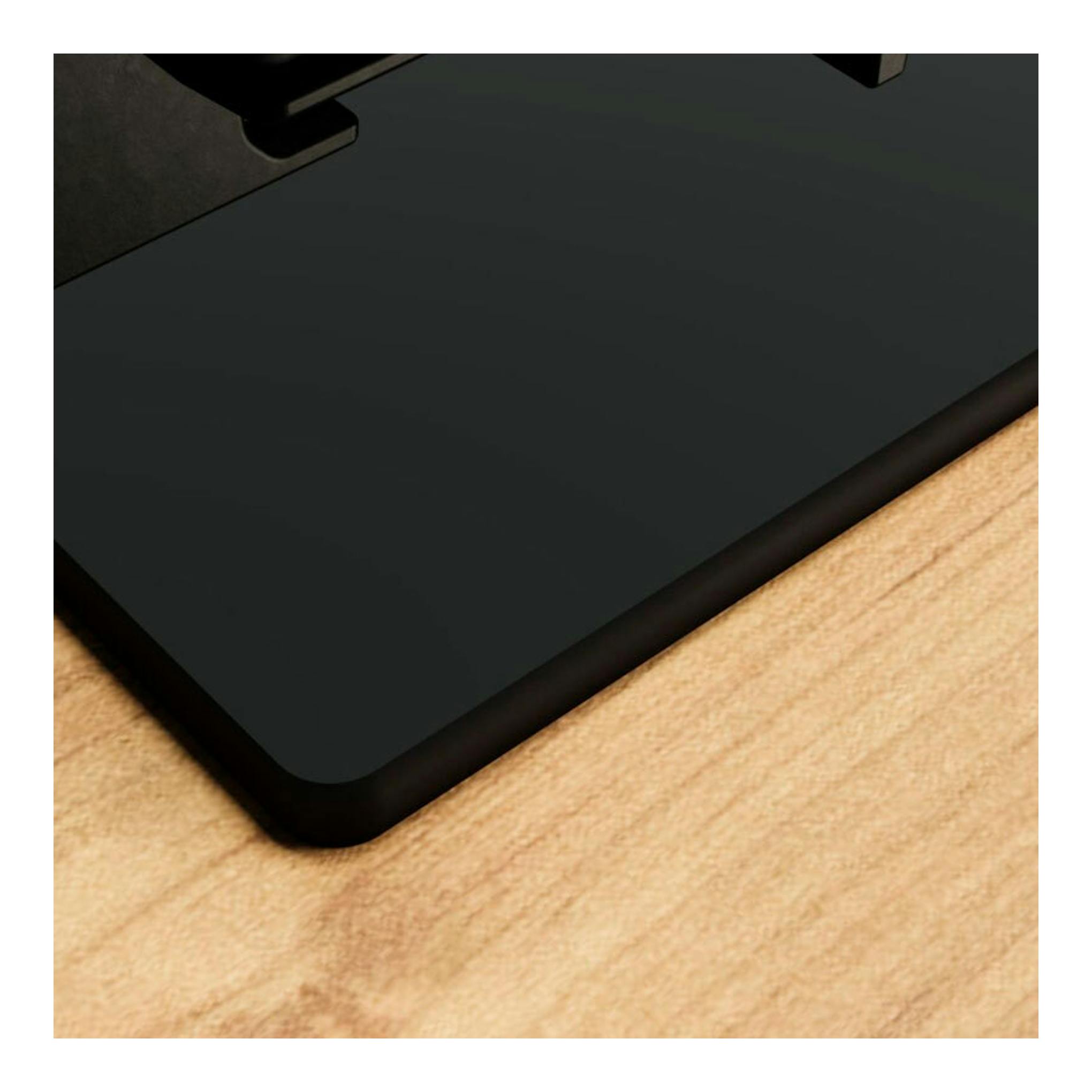 Placa de cristal negra Bosch PPQ7A6I40, vista parcial en ángulo sobre encimera de madera.
