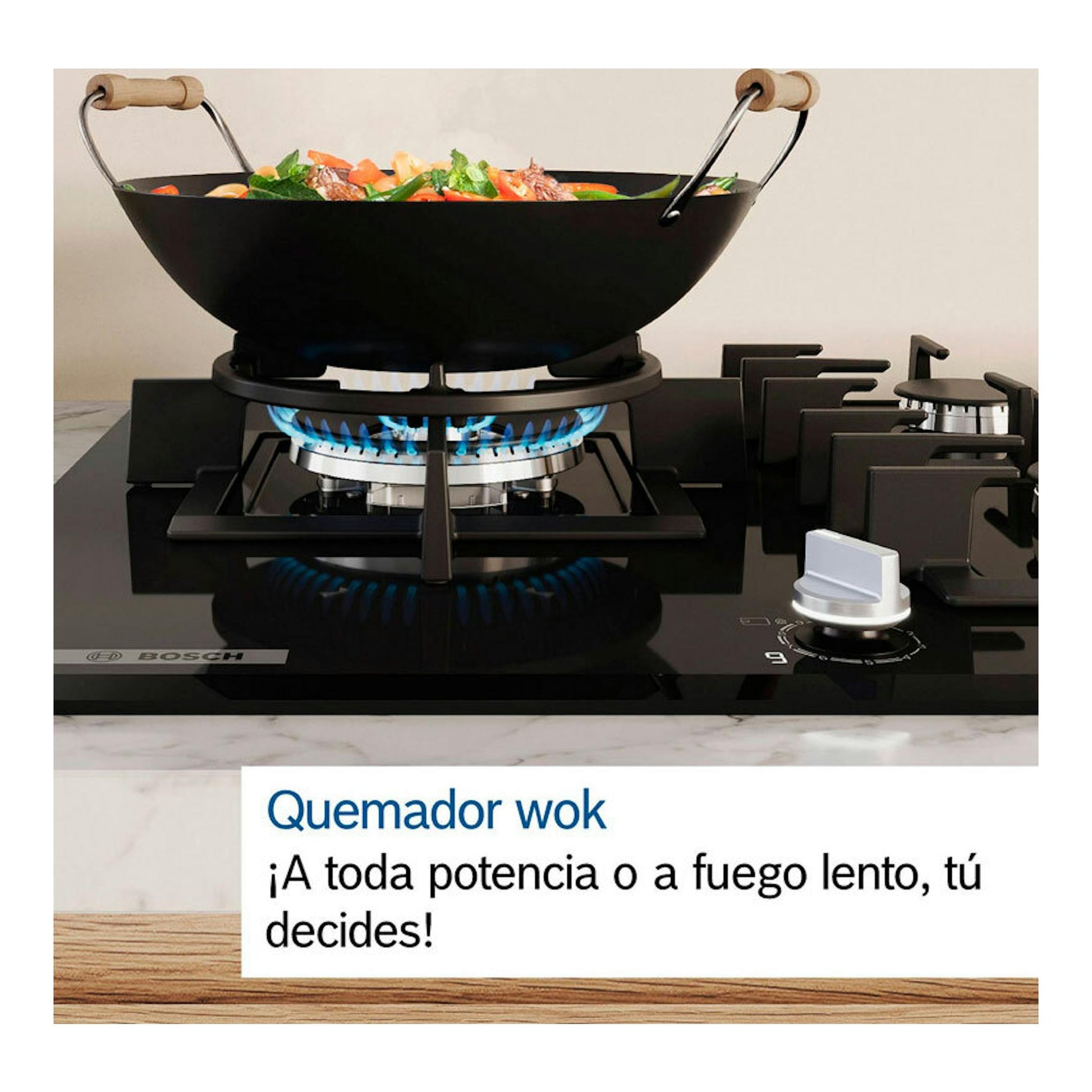 Placa de gas Bosch PPQ7A6I40 negra con quemador wok encendido y una sartén wok sobre la llama.