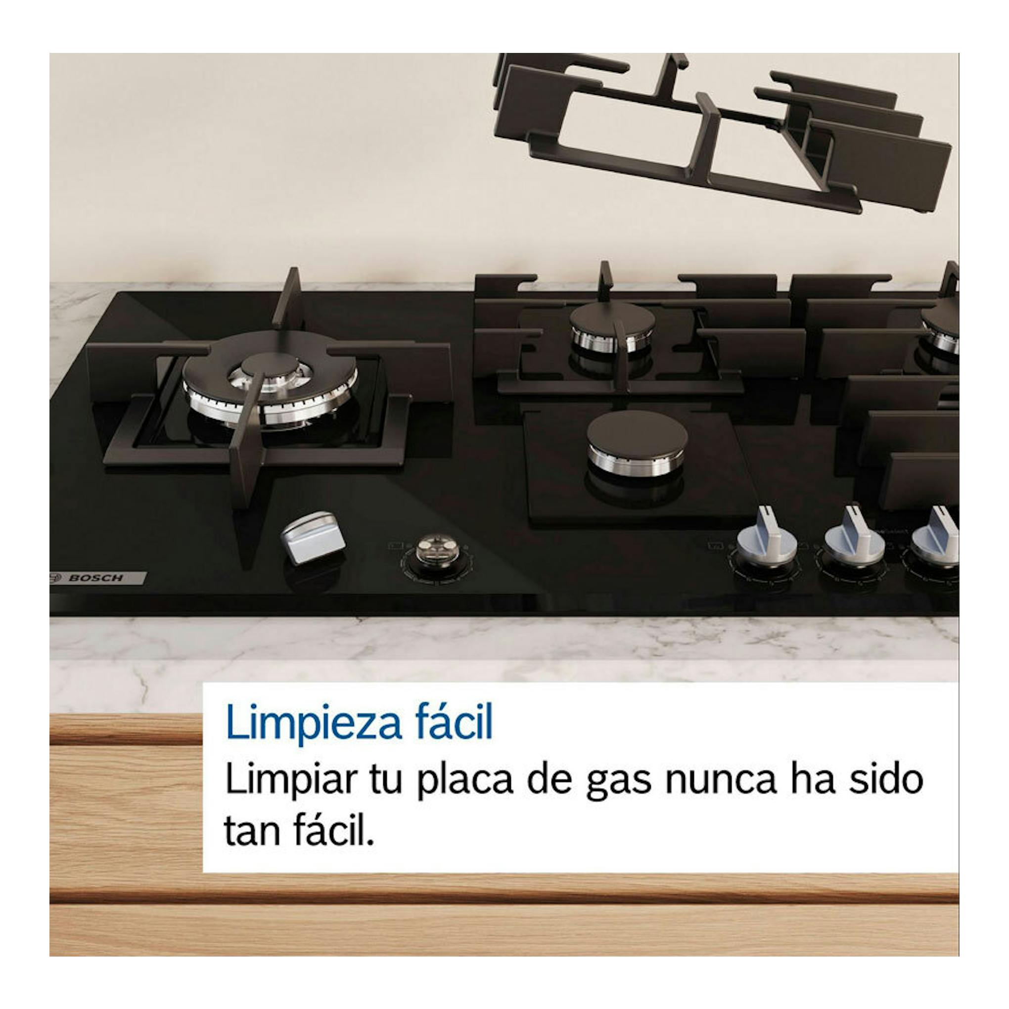 Placa de gas Bosch PRS9A6H40 negra de cristal, vista frontal con varios quemadores y mandos.