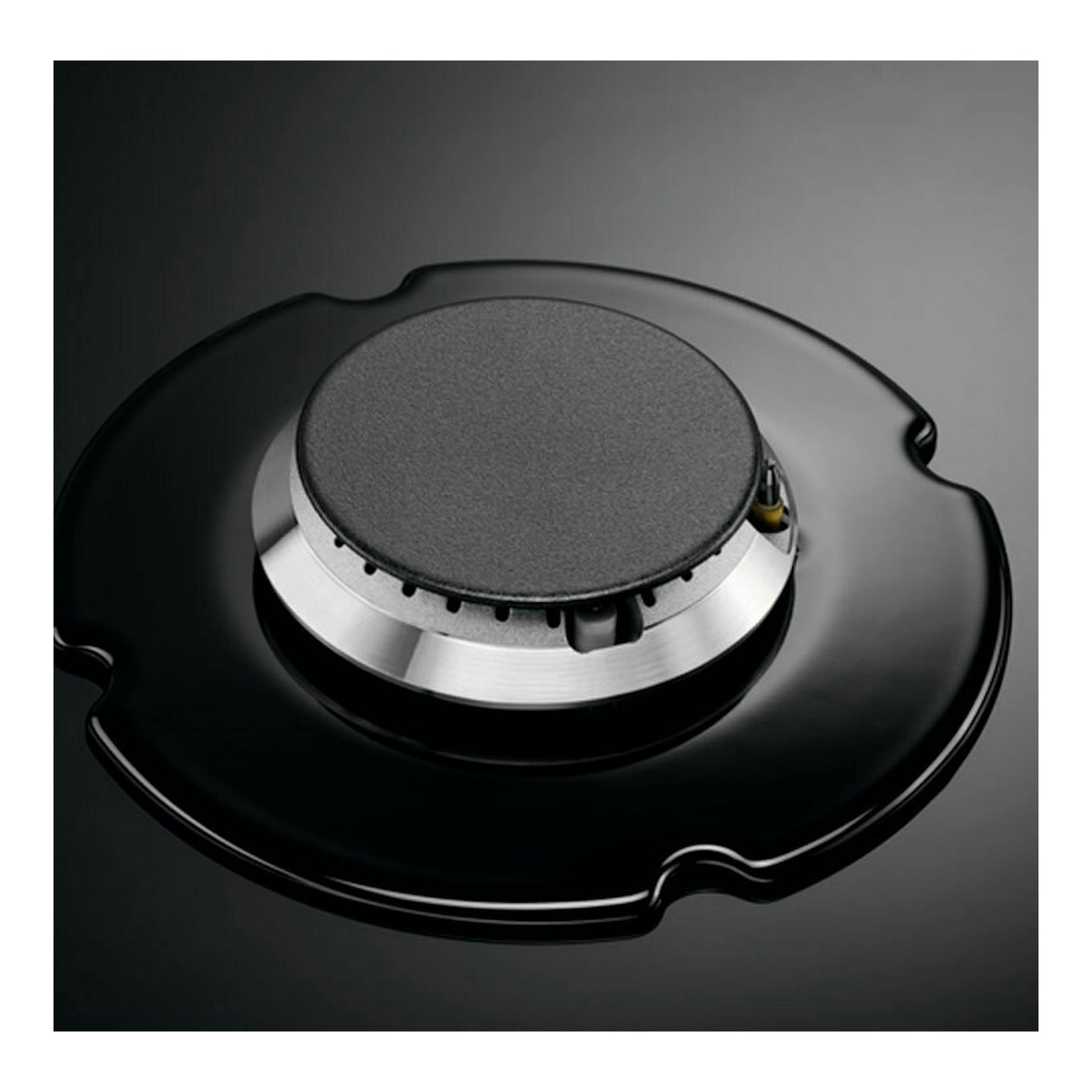 Placa de gas Electrolux EGG64272K negra, vista cenital de un quemador sobre cristal.