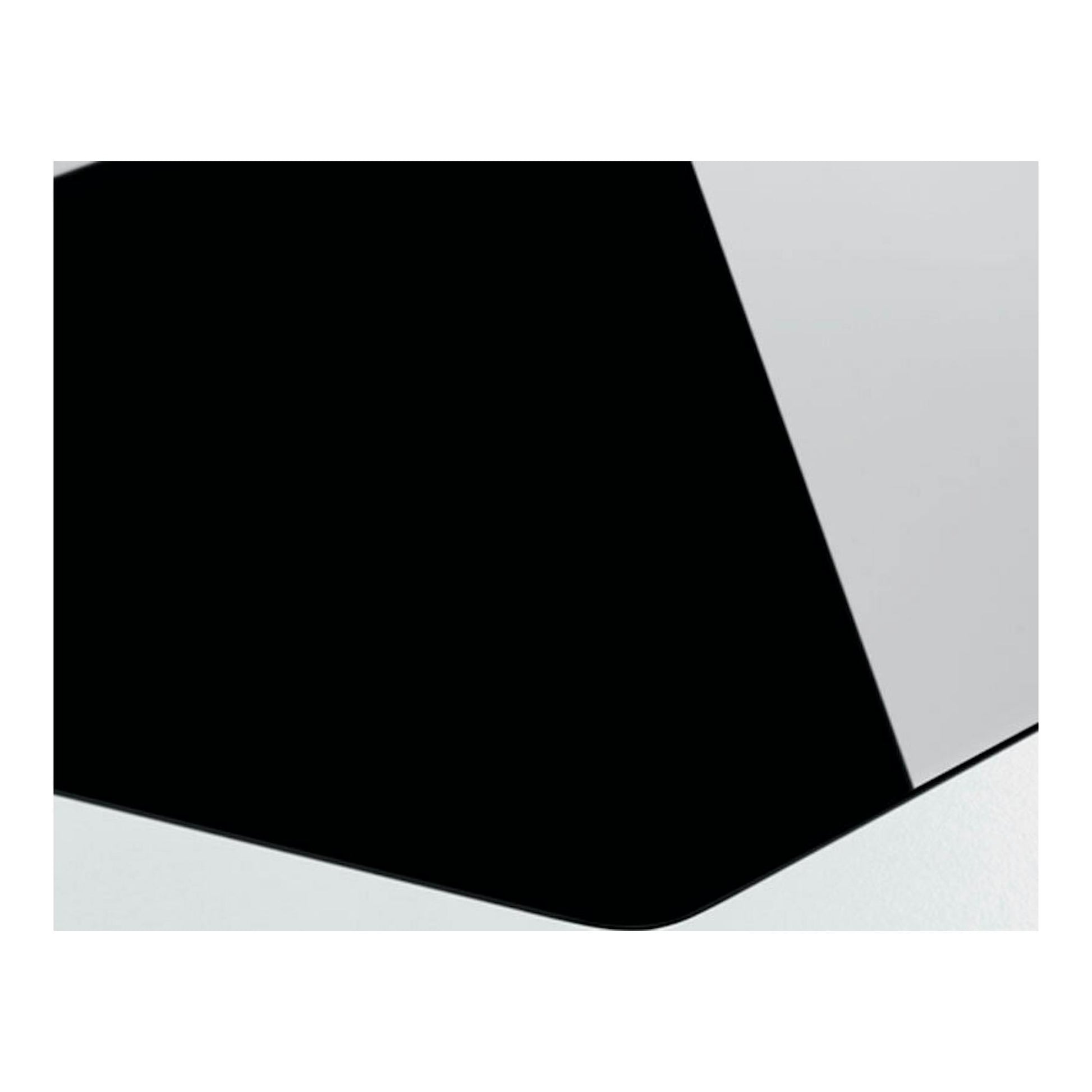 Placa de cristal Electrolux KGE6633NOK, vista parcial en ángulo, superficie negra con borde blanco.