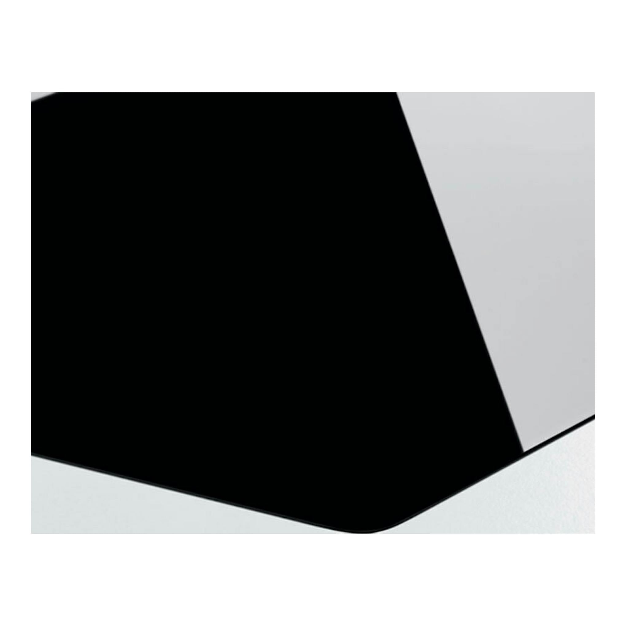 Placa de cristal Electrolux KGE6633NOK, vista parcial en ángulo, superficie negra con borde blanco.