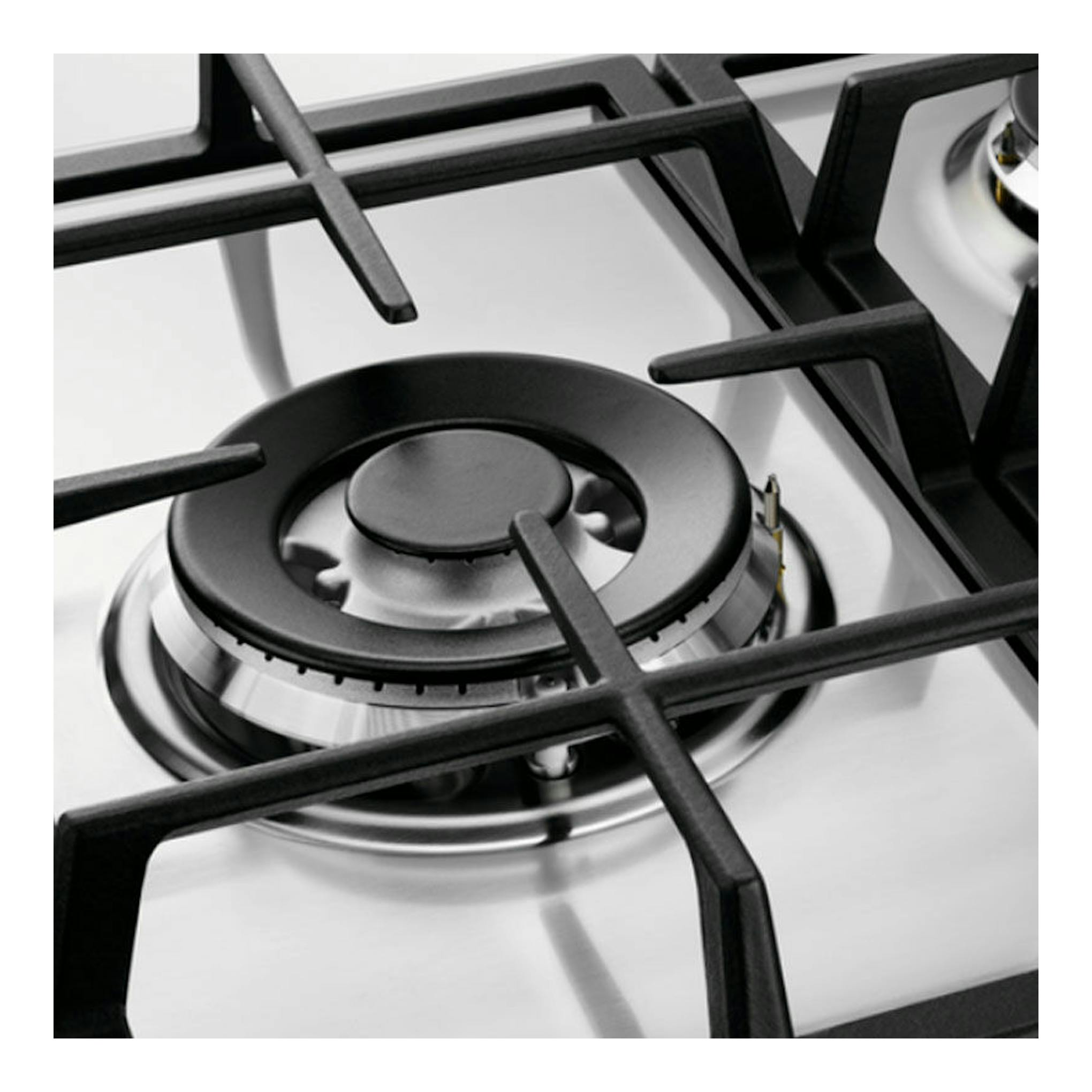 Placa de gas Electrolux KGS7536SX en acero inoxidable, con quemador central y parrillas negras, vista en primer plano.