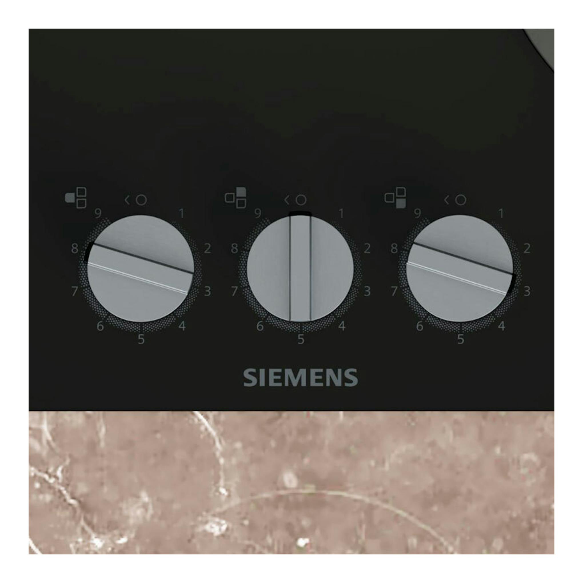 Placa de cocina Siemens EP6A6CI10 negra, vista frontal, con tres mandos circulares.