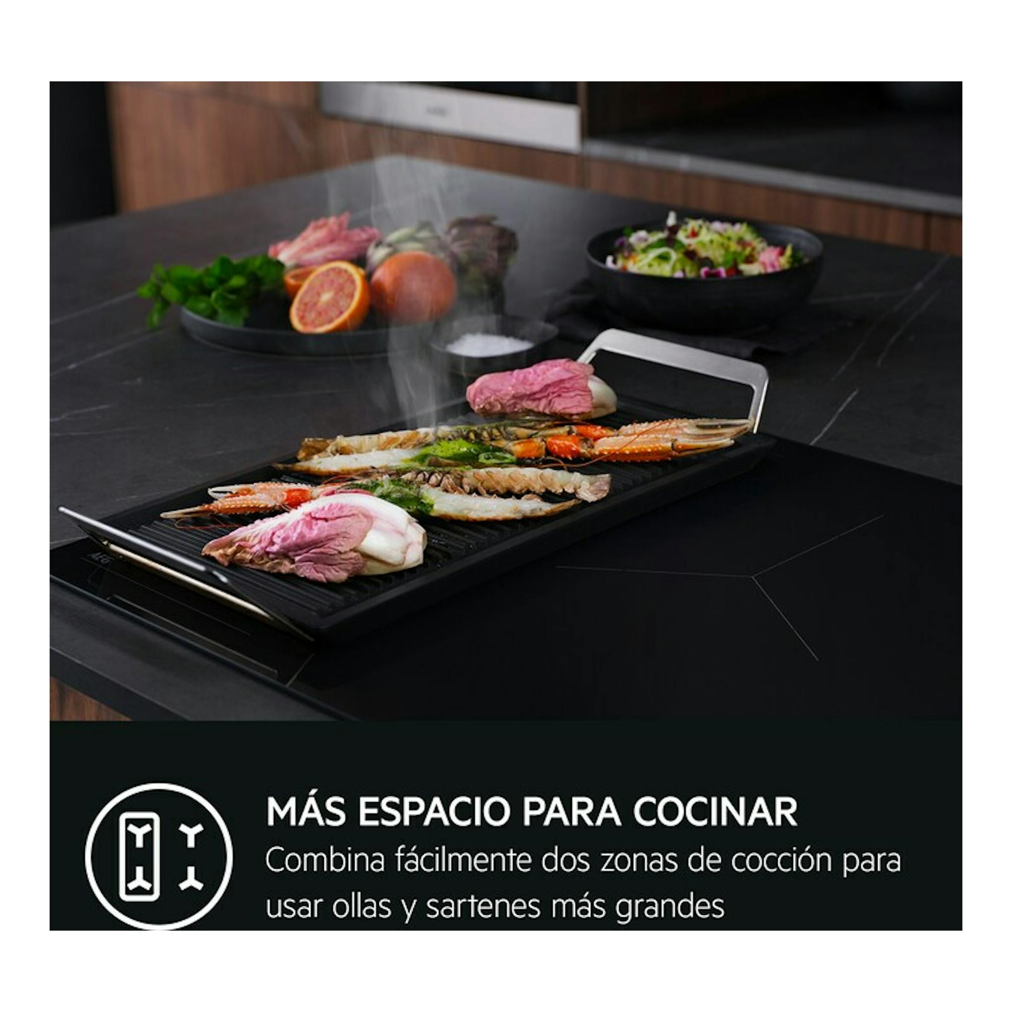 Placa de inducción AEG TI63IQ30FZ negra, vista en ángulo, con parrilla y alimentos sobre encimera.