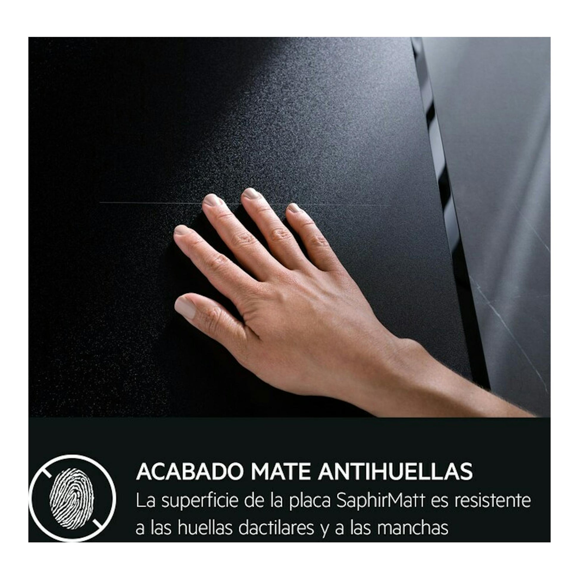 Placa de inducción AEG TI63IQ30FZ negra, vista en detalle con una mano sobre la superficie mate.