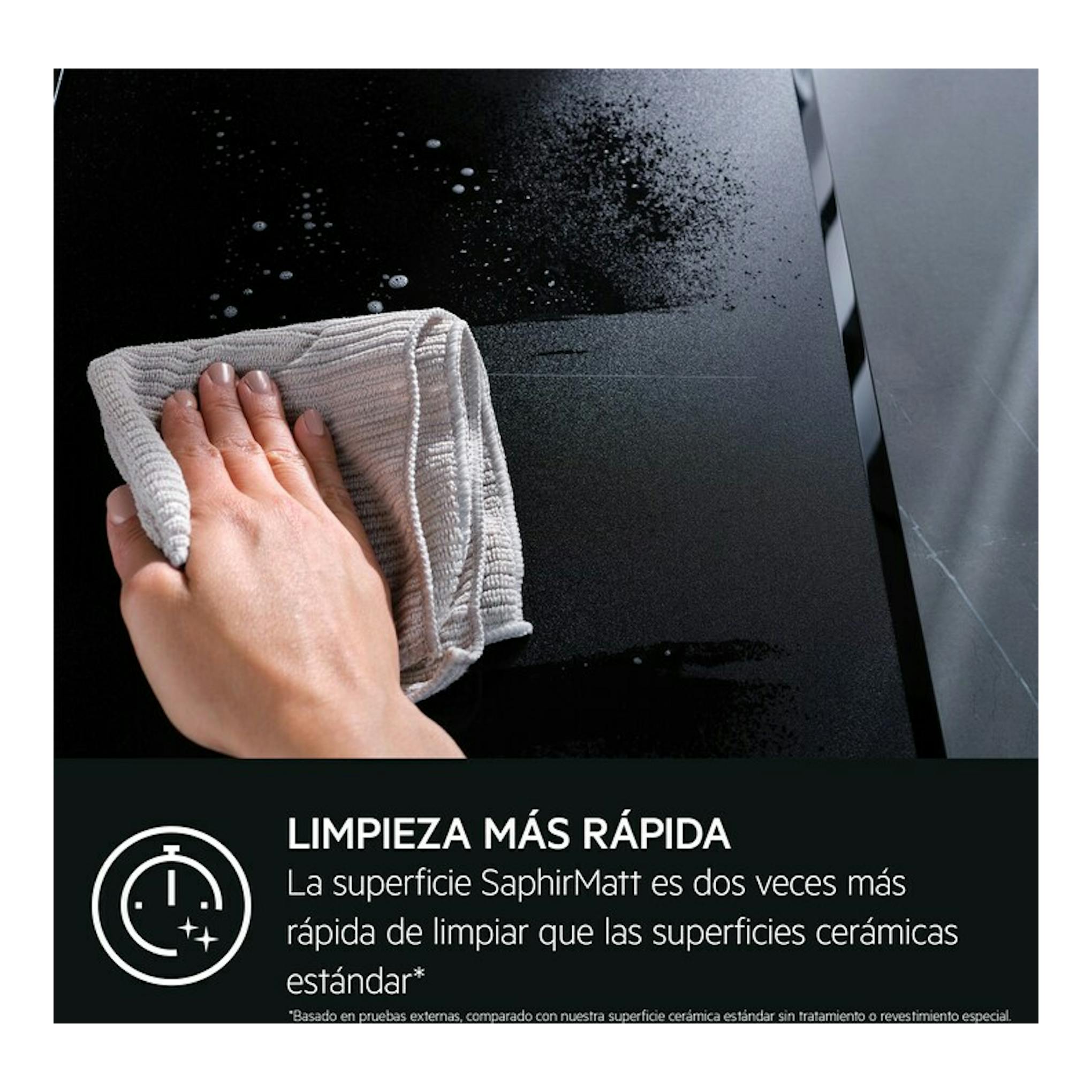Placa de inducción AEG TI63IQ30FZ SaphirMatt negra, vista cenital parcial, biselada, con una mano limpiando.