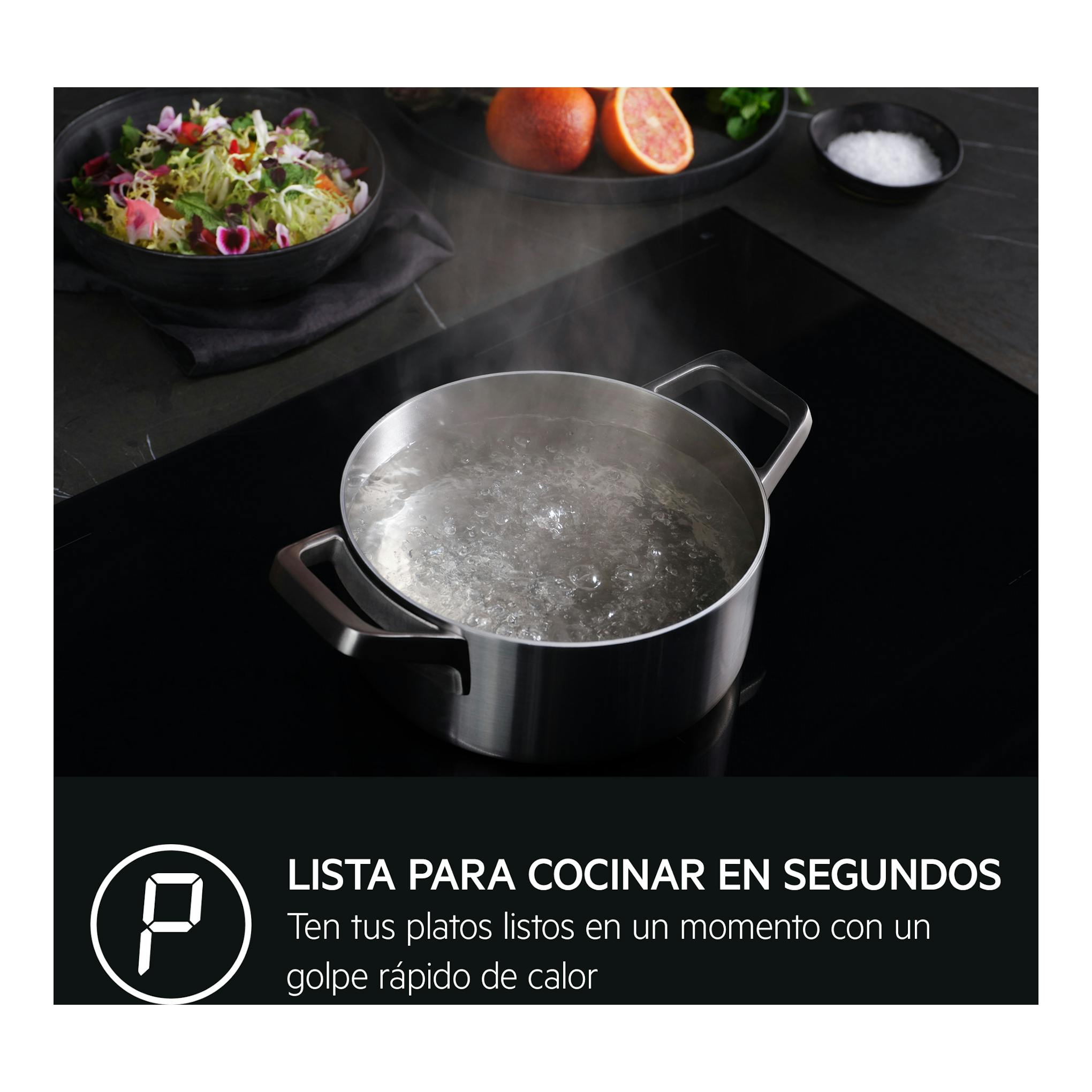 Placa de inducción AEG TO63IV0FFB negra, con una olla hirviendo sobre la superficie, vista en ángulo.