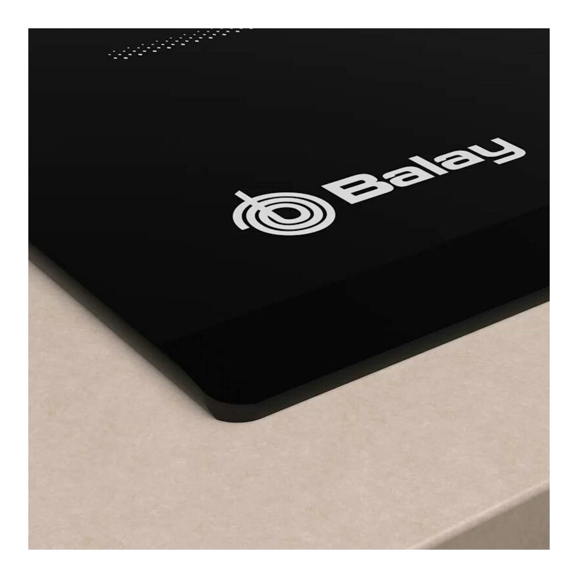 Placa de inducción Balay 3EB861FR negra, vista en ángulo, con logotipo visible.